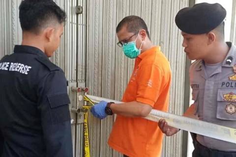 Anggota Polres Majalengka saat memberikan garis polisi di TKP penembakan.