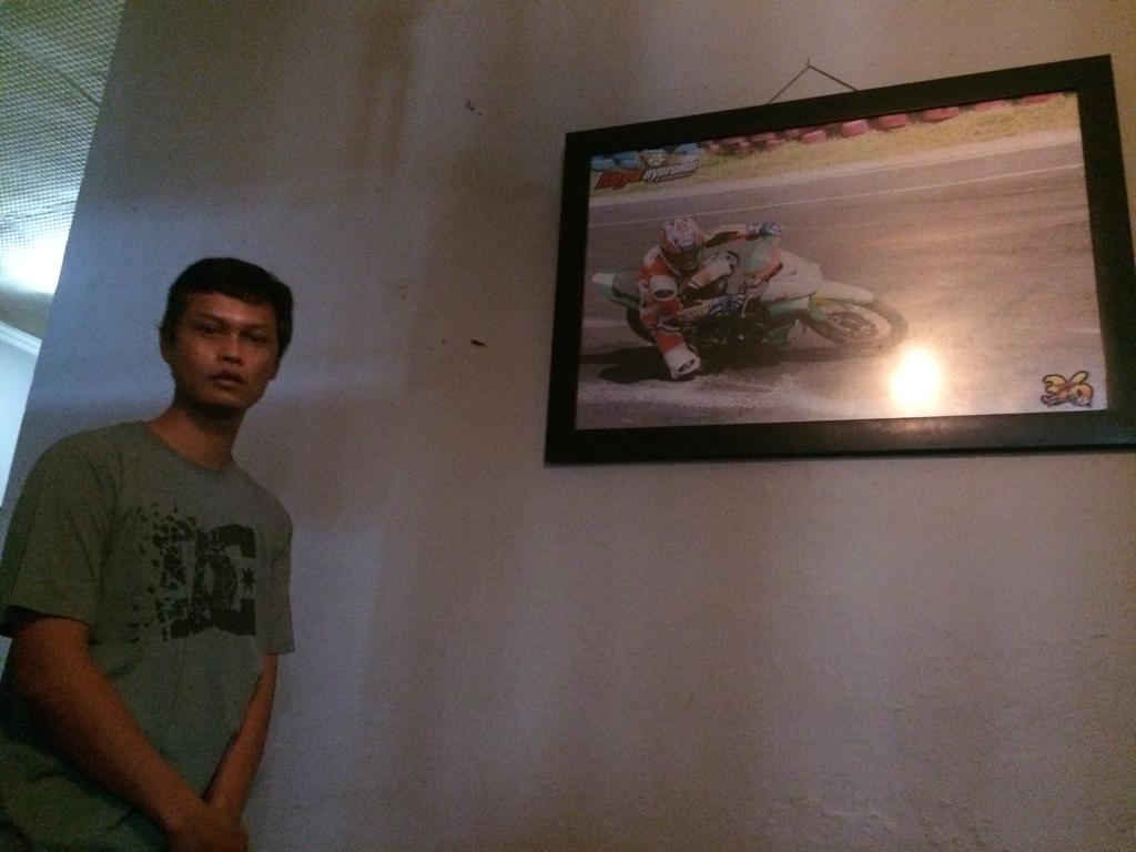 Paman Afridza, Rally Topasandi, menunjukkan foto keponakannya saat berlaga