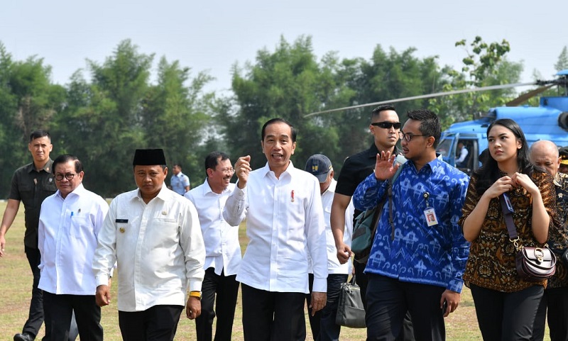 Presiden Jokowi didampingi dua staf khusus milenial, Andi Taufan Garuda Putra dan Putri Indahsari Tanjung, saat kunjungan kerja.