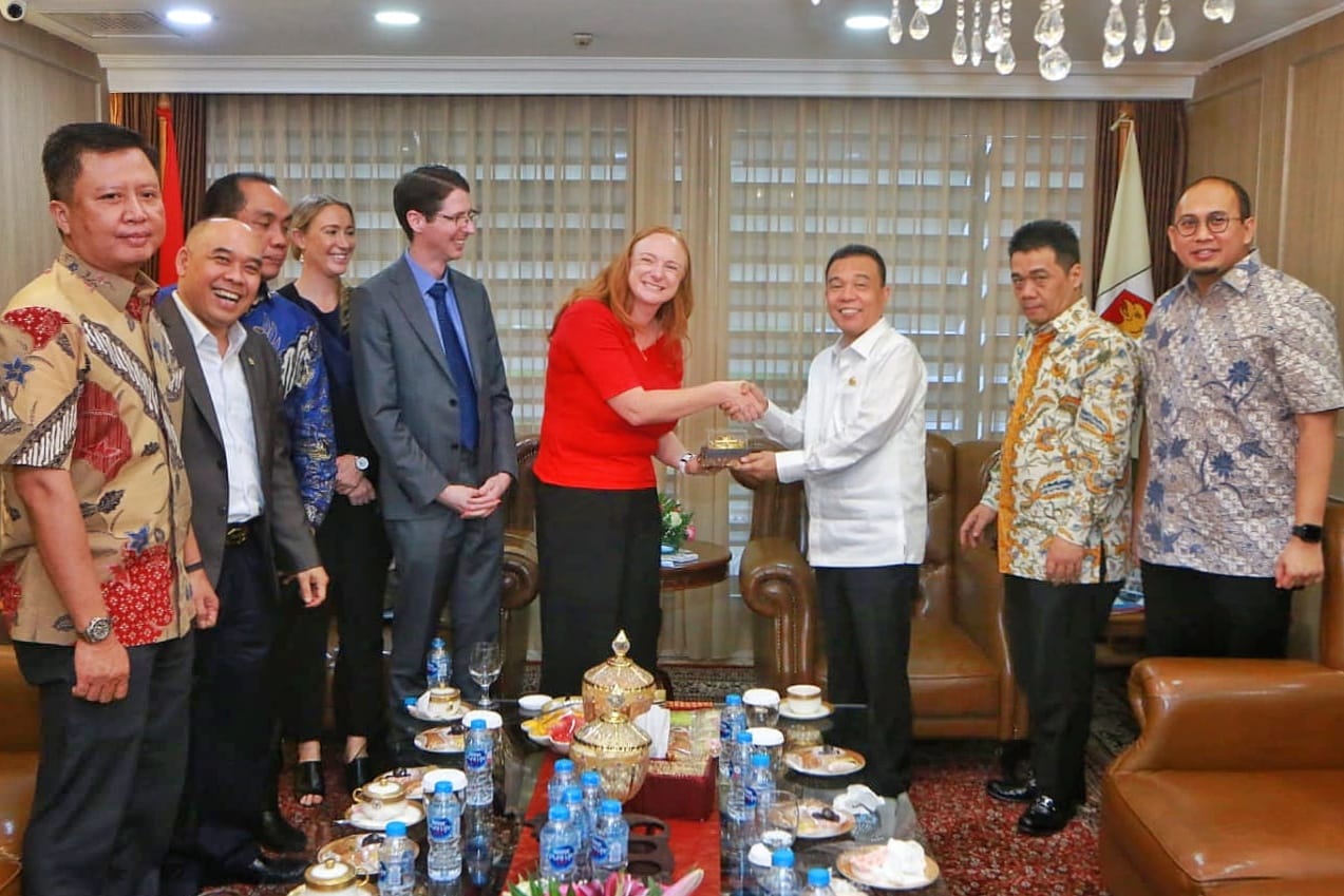 Wakil Ketua DPR RI Sufmi Dasco Ahmad beri cenderamata pada Minister Konselor Ekonomi, Investasi dan infrastruktur Kedubes Australia Alison D