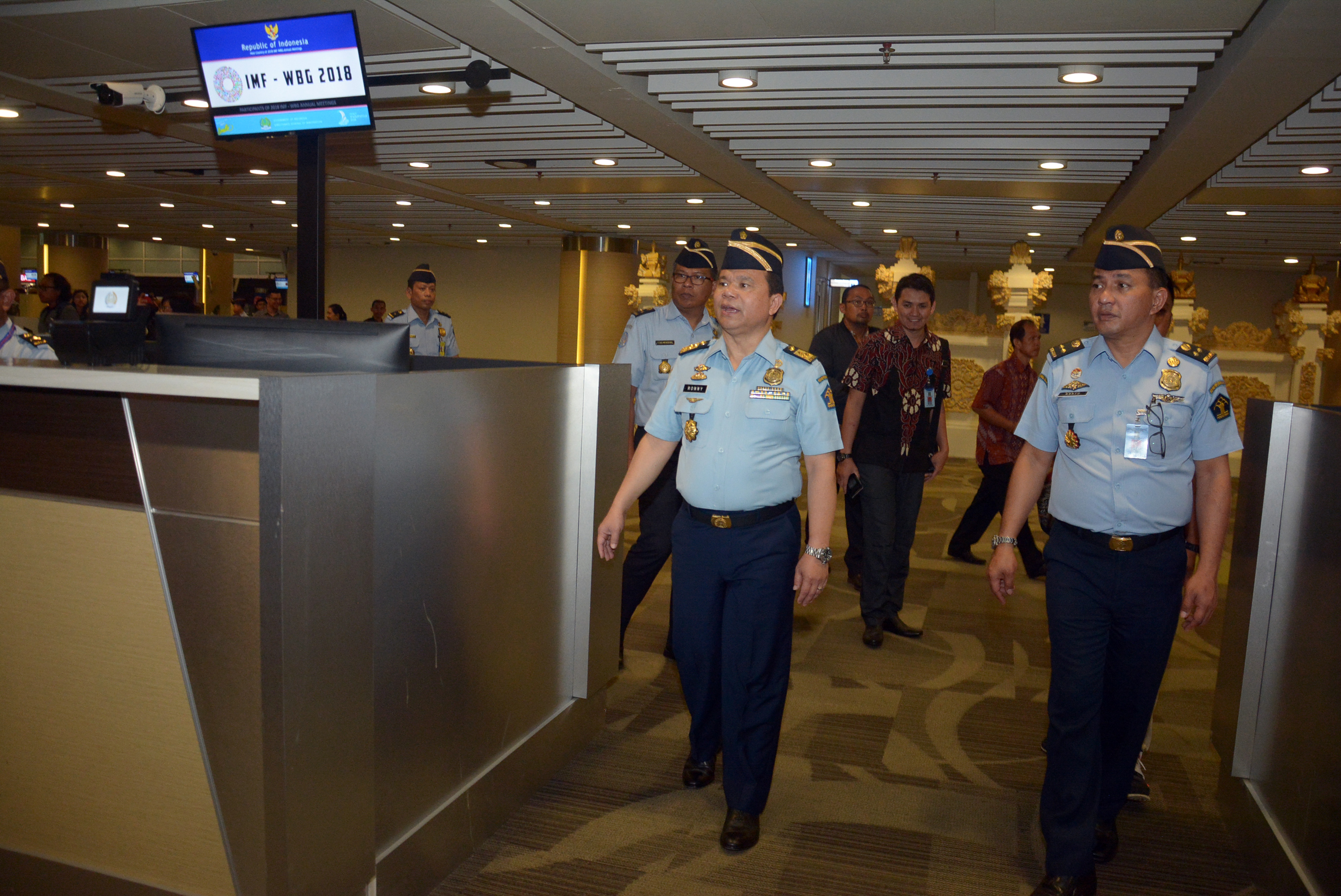 Dirjen Imigrasi Kemenkumham Ronny F Sompie saat meninjau fasilitas keimigrasian Bandara