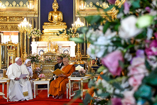 Paus Temui Pemuka Budha di Thailand