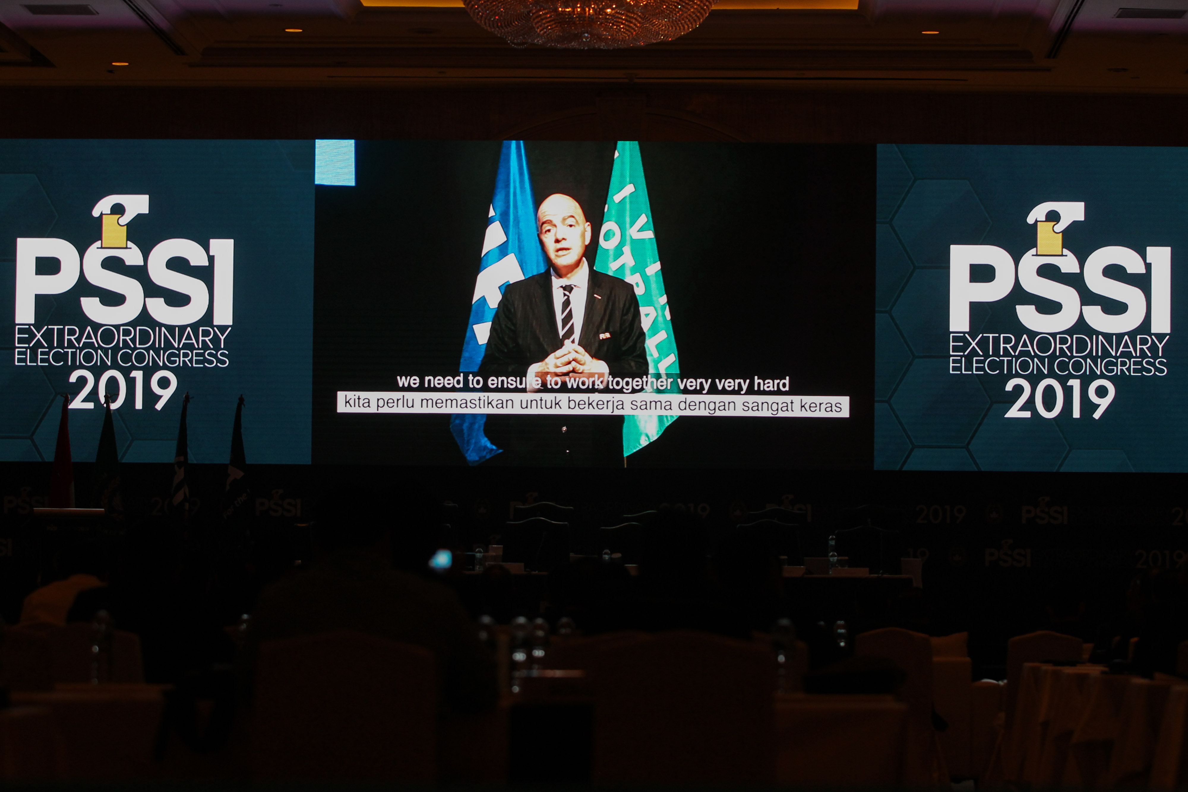 Presiden FIFA Gianni Infantino menyampaikan kata sambutan melalui rekaman video saat pembukaan Kongres Luar Biasa PSSI 2019