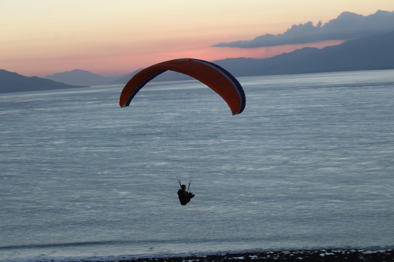 Salah seorang peserta atlet paralayang saat mengikuti Festival Paragliding National Open Competition, di Lembata, NTT.