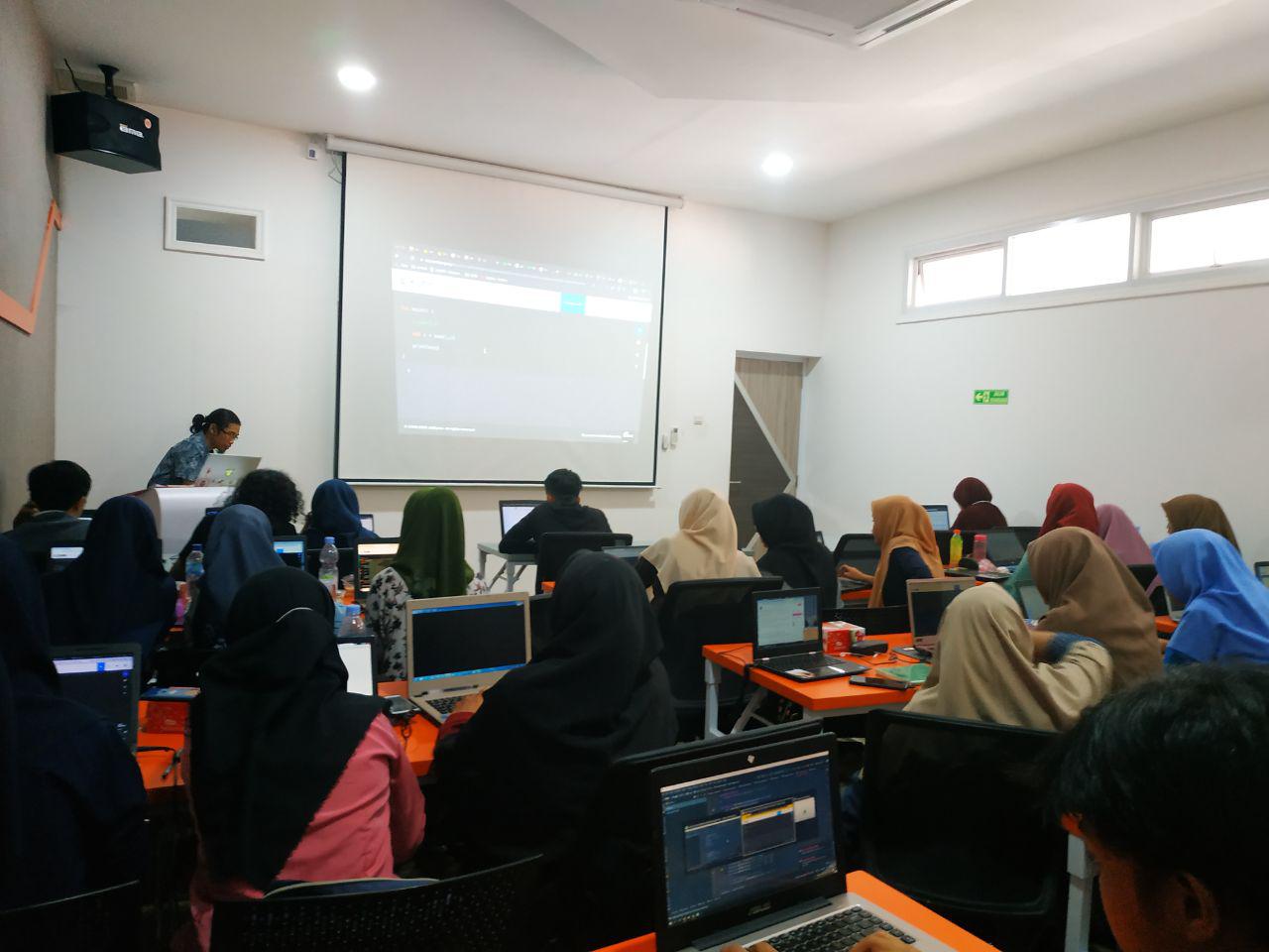 Pelatihan Peningkatan Kreativitas Pemuda Bidang TI di Makkasar Digital Valley, Makassar, Sulawesi Selatan, pada 13-15 November 2019.