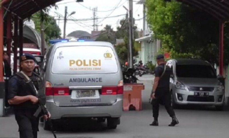 Personel Brimob berjaga saat mobil ambulance membawa korban ledakan dan jenazah pelaku bom bunuh diri saat tiba di Rumah Sakit Bhayangkara 