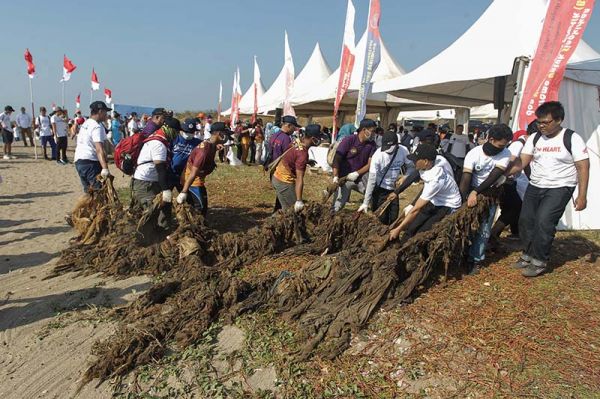 Aksi Bersih Pantai di kawasan pantai Timur, Kelurahan Ancol, Jakarta, beberapa waktu lalu.