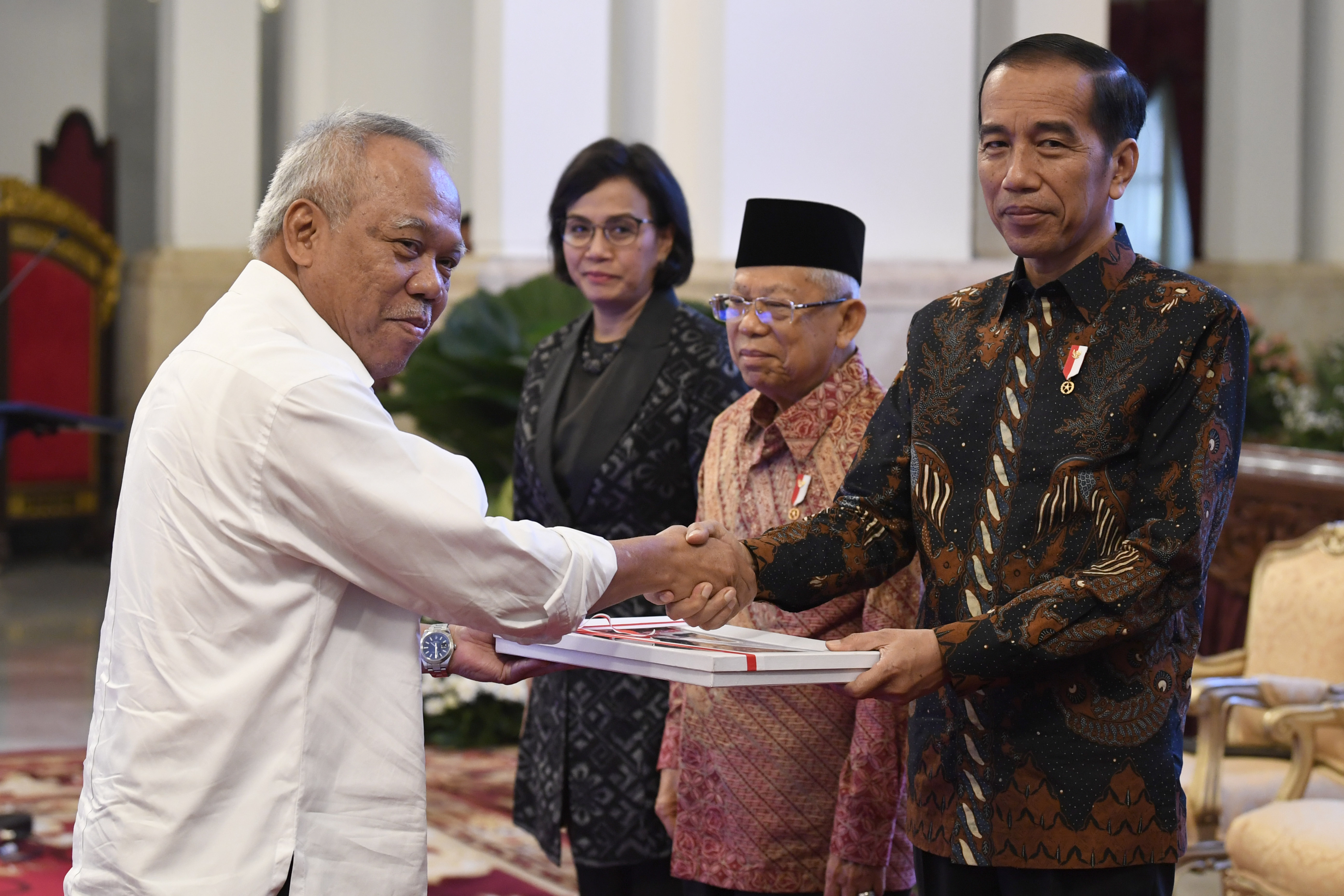  Presiden Joko Widodo (kanan) menyerahkan DIPA 2020 kepada Menteri PUPR Basuki Hadimuljono (kiri) di Istana Negara, Jakarta, Kamis (14/11).