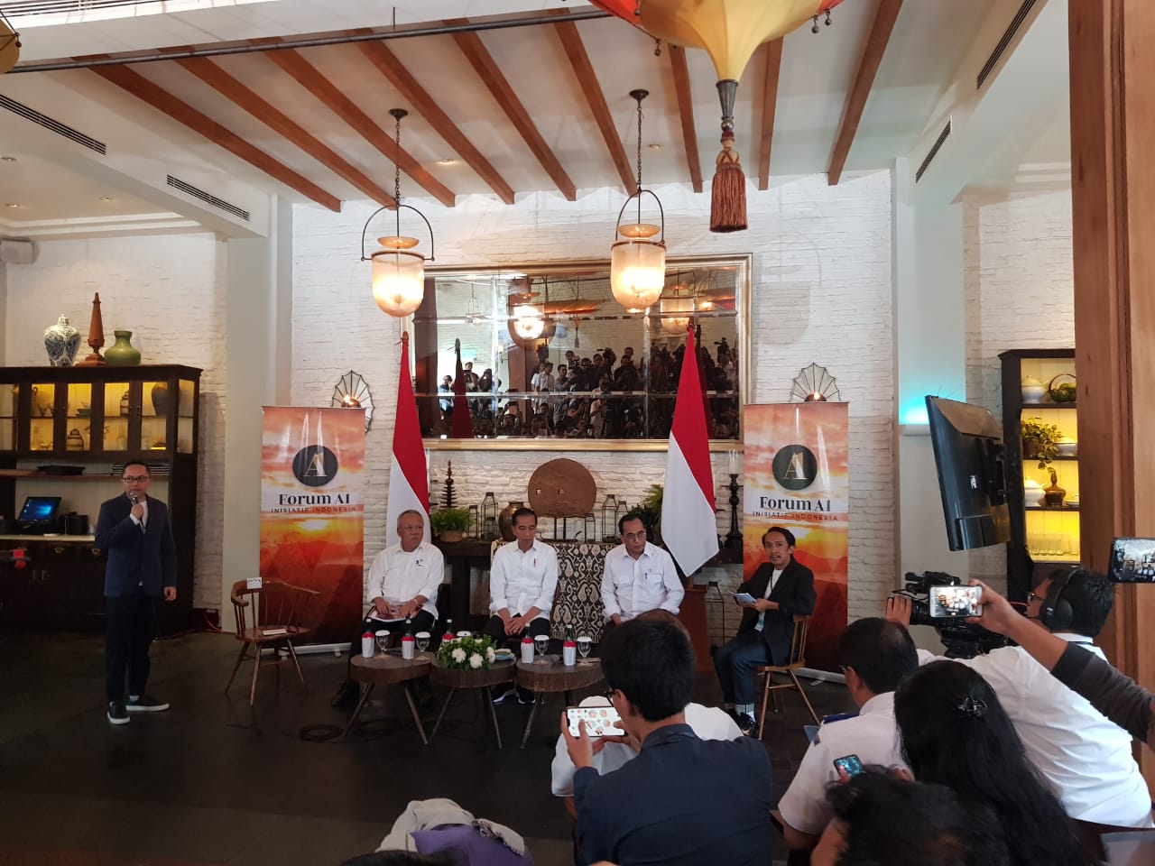 Menhub Budi Karya saat menjadi pembicara pada acara Diskusi Forum A1 di Jakarta, Kamis (14/11).