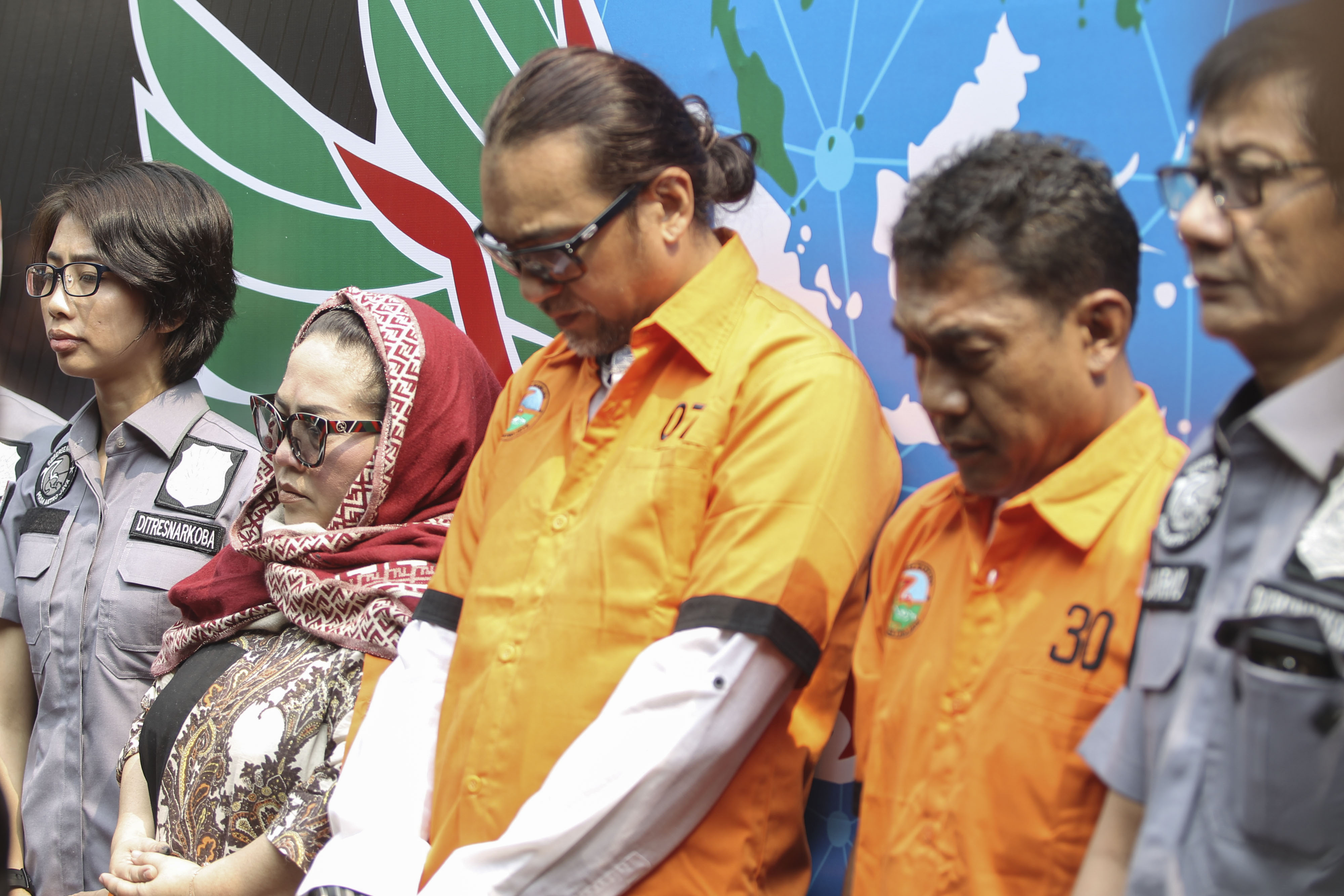 Tersangka kasus penyalahgunaan narkoba Tri Retno Prayudati alias Nunung (kedua kiri) dan suaminya (tengah) membacakan pledoi hari ini. 