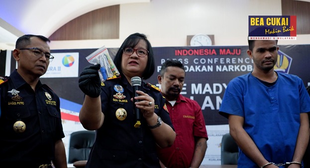 Petugas Bea Cukai Kualanamu menunjukkan barang dari dua tersangka yang mencoba menyelundupkan narkoba di Bandara Kualanamu.