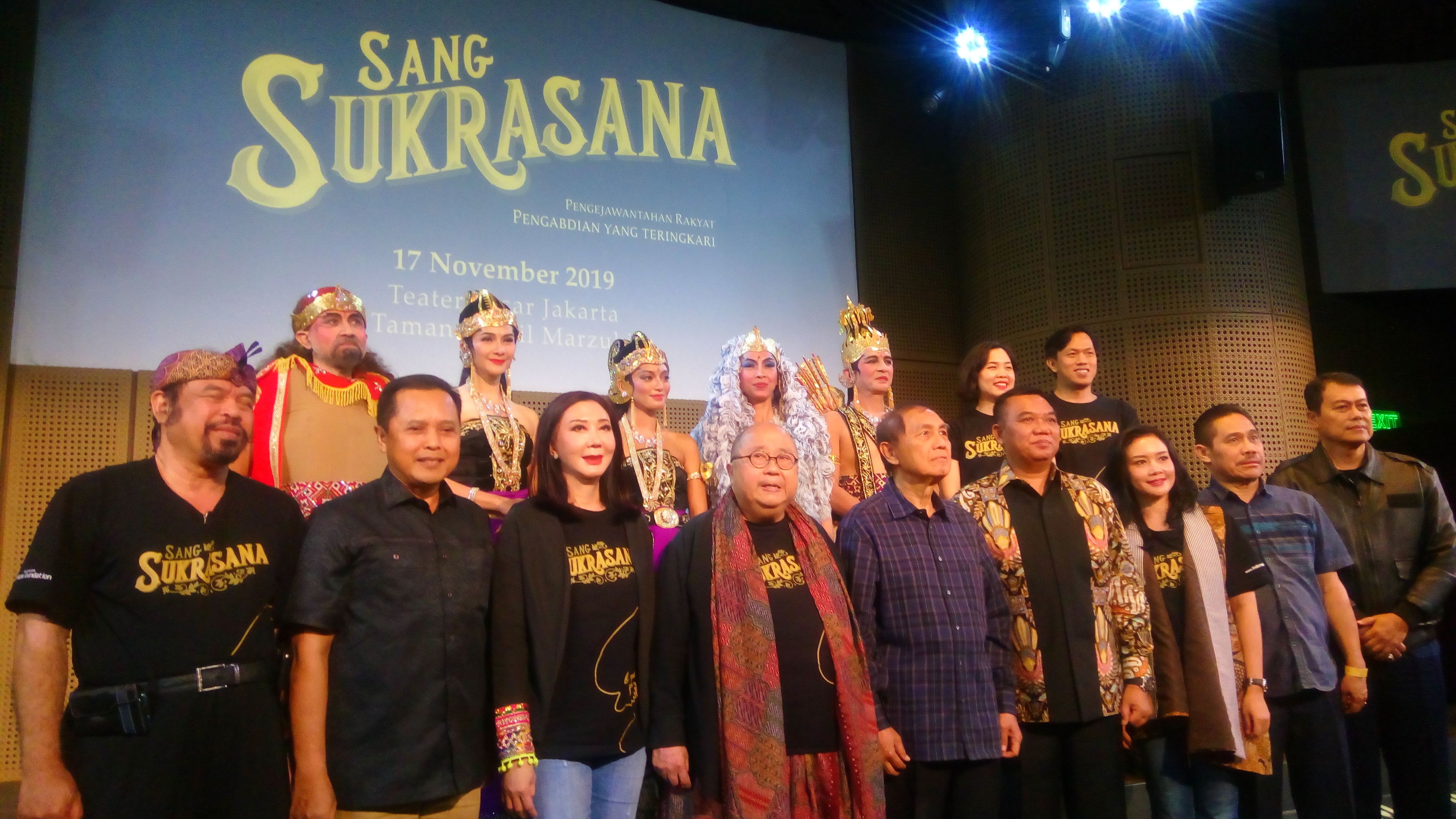 Para pemeran, penggagas dan panata artistik pementasan wayang orang Sukrasana dalam konfrensi pers, Kamis (31/10).