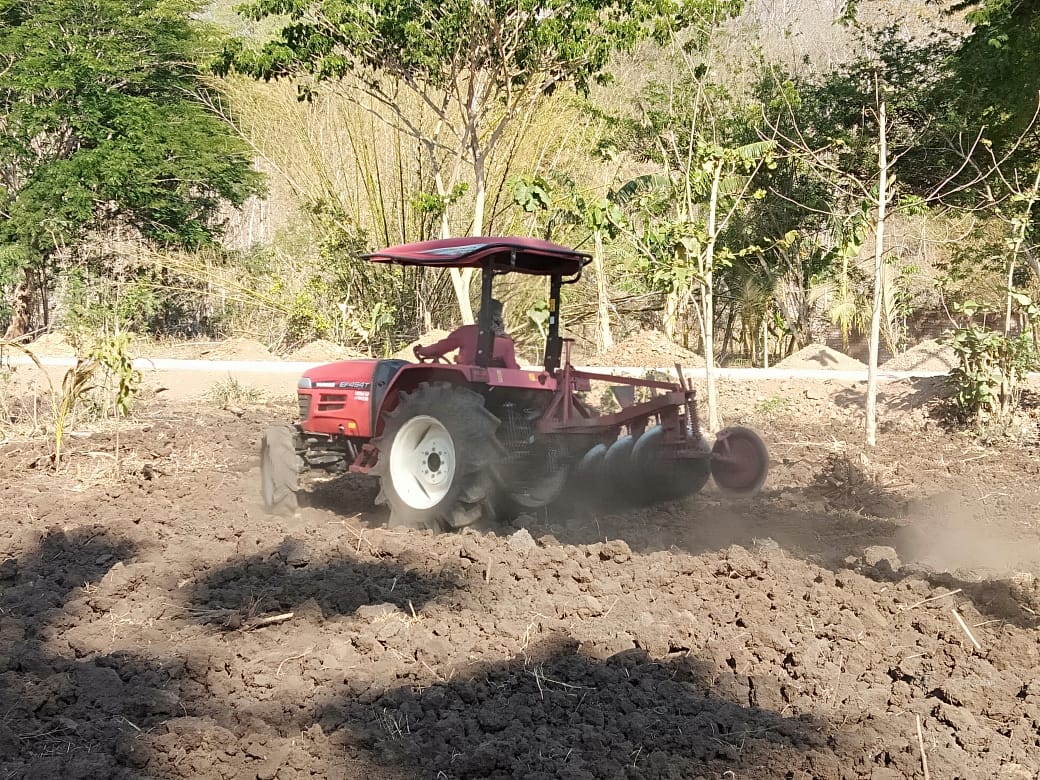 Traktor yang diigunakan untuk mensukseskan program 700 hektare lahan gratsi
