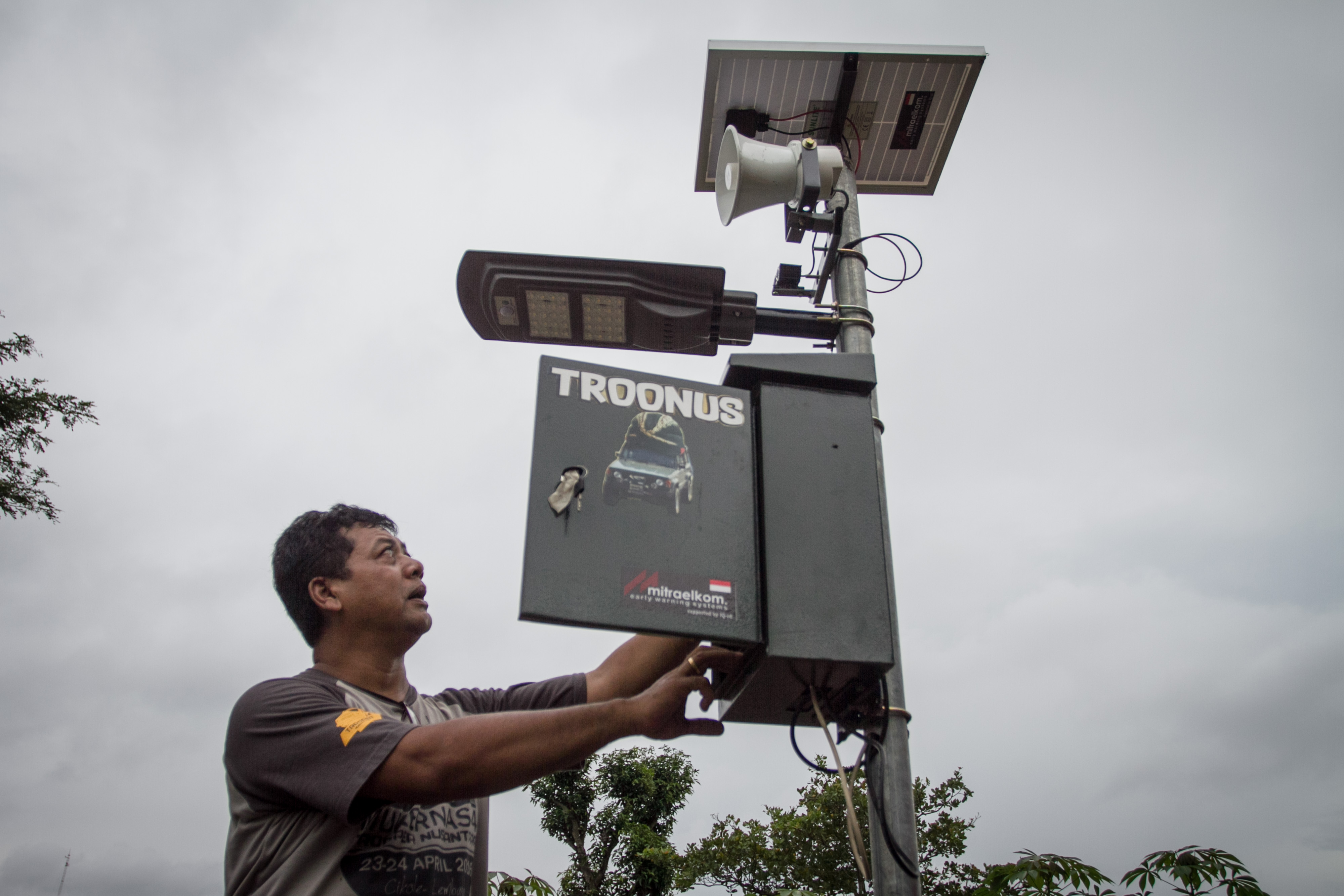 Puluhan alat peringatan dini dipasang di daerah rawan bencana untuk antisipasi tanah bergerak atau longsor di Jawa Tengah.