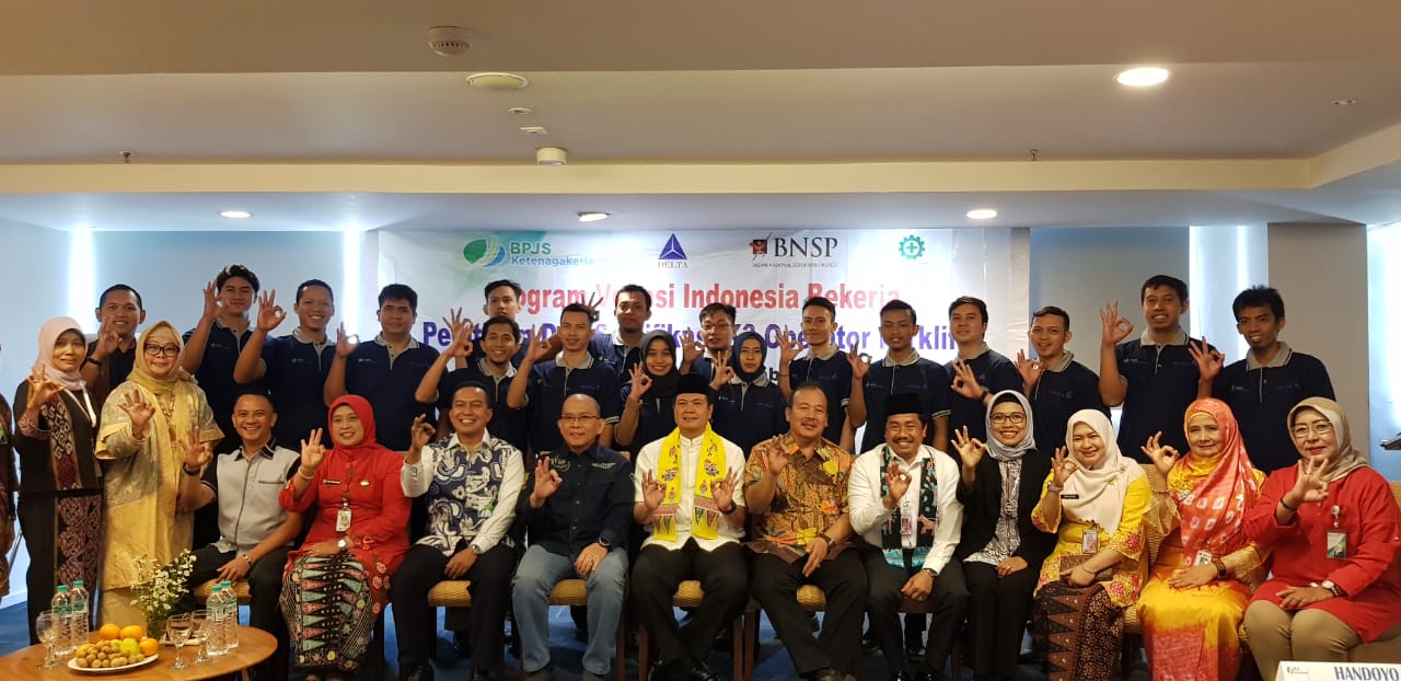 Jajaran BPJS TK Kanwil DKI dan Disnakertrans DKI Jakarta serta peserta vokasi pelatihan berpose bersama. 