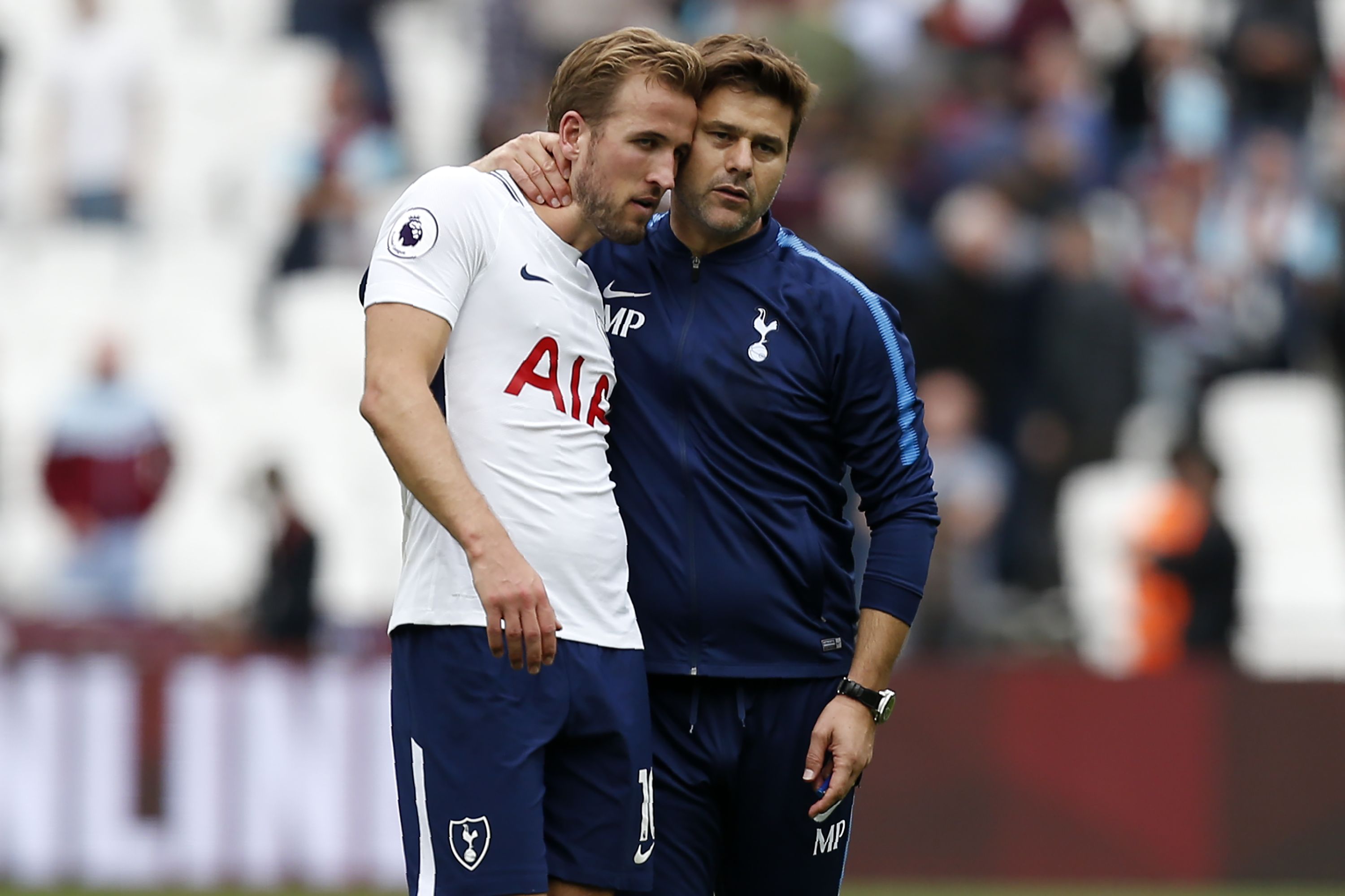 Harry Kane (kiri) dan Mauricio Pochettino
