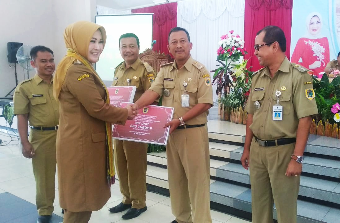 Bupati Klaten, Sri Mulyani serahkan dana rehab 2.500 RTLH senilai Rp25 Miliar. 