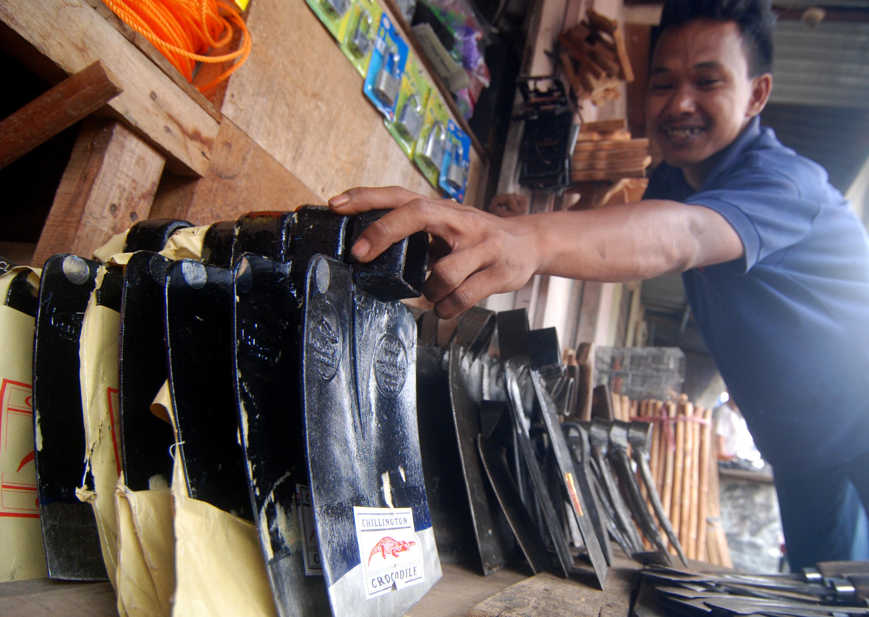 Pedagang menata kepala cangkul impor asal Tiongkok yang dijual di salah satu toko pertanian di Ungaran, Kabupaten Semarang, Jawa Tengah.