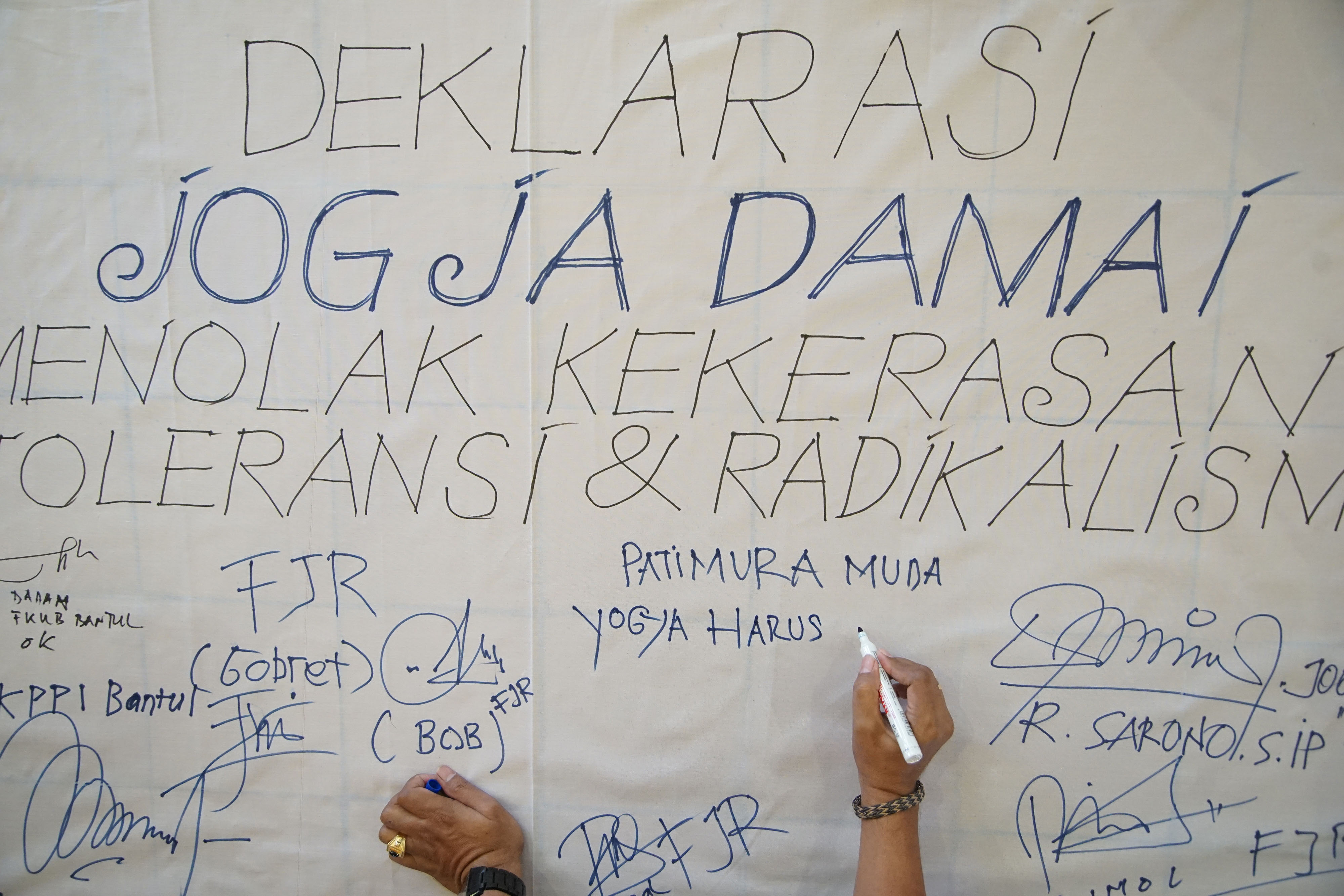 Sejumlah warga dari lintas iman mengikuti Deklarasi Jogja Damai Tolak Intoleransi di Kantor Kepatihan, DI Yogyakarta