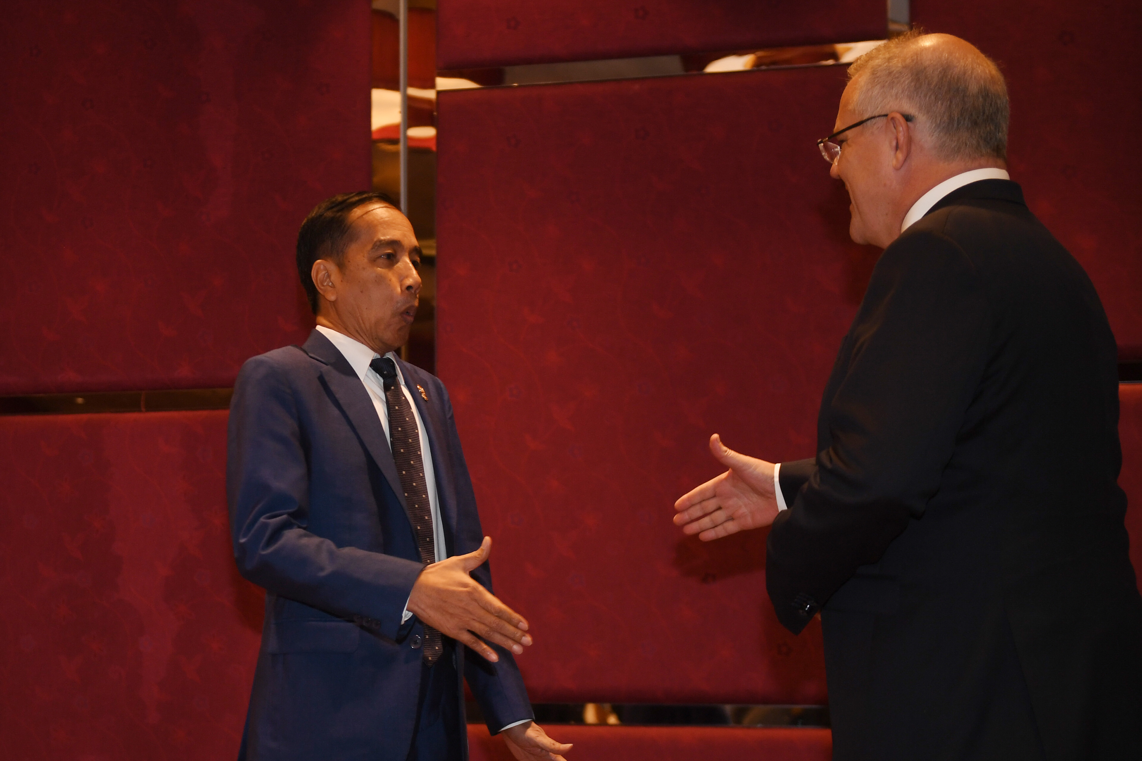 Presiden Joko Widodo (kiri) berbincang dengan Perdana Menteri Australia Scott Morrison