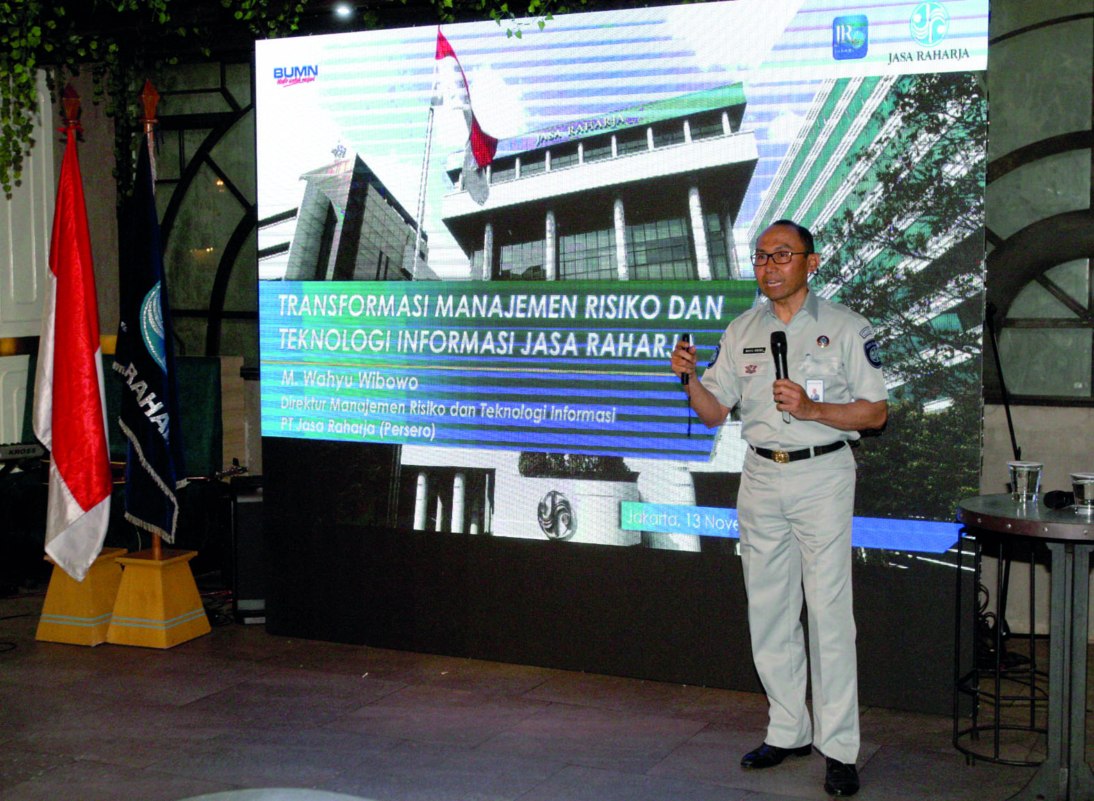 Direktur Manajemen Resiko & Teknologi Informasi Jasa Raharja M Wahyu Wibowo memberi paparan saat media gathering, di Jakarta, Rabu (13/11)