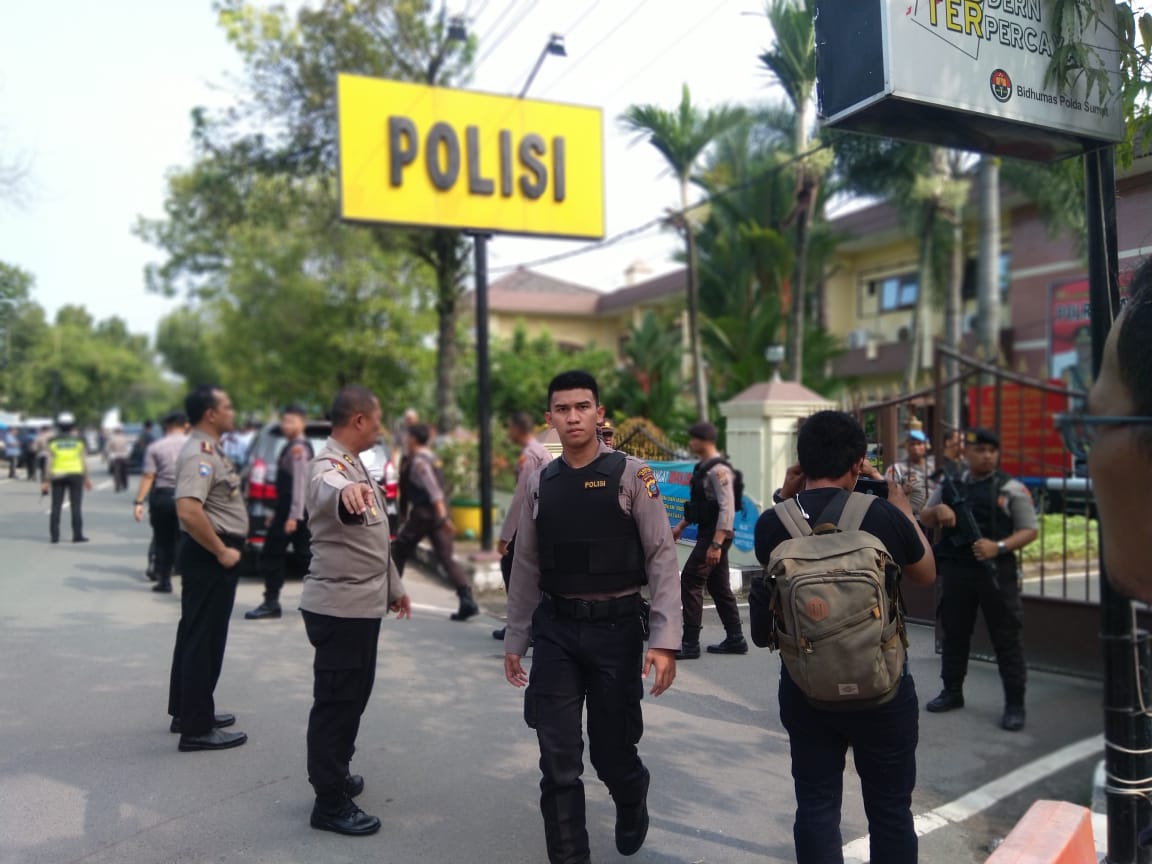 Pengamanan ketat di depan Polrestabes Medan usai terjadi bom bunuh diri, Rabu (13/11/2019).