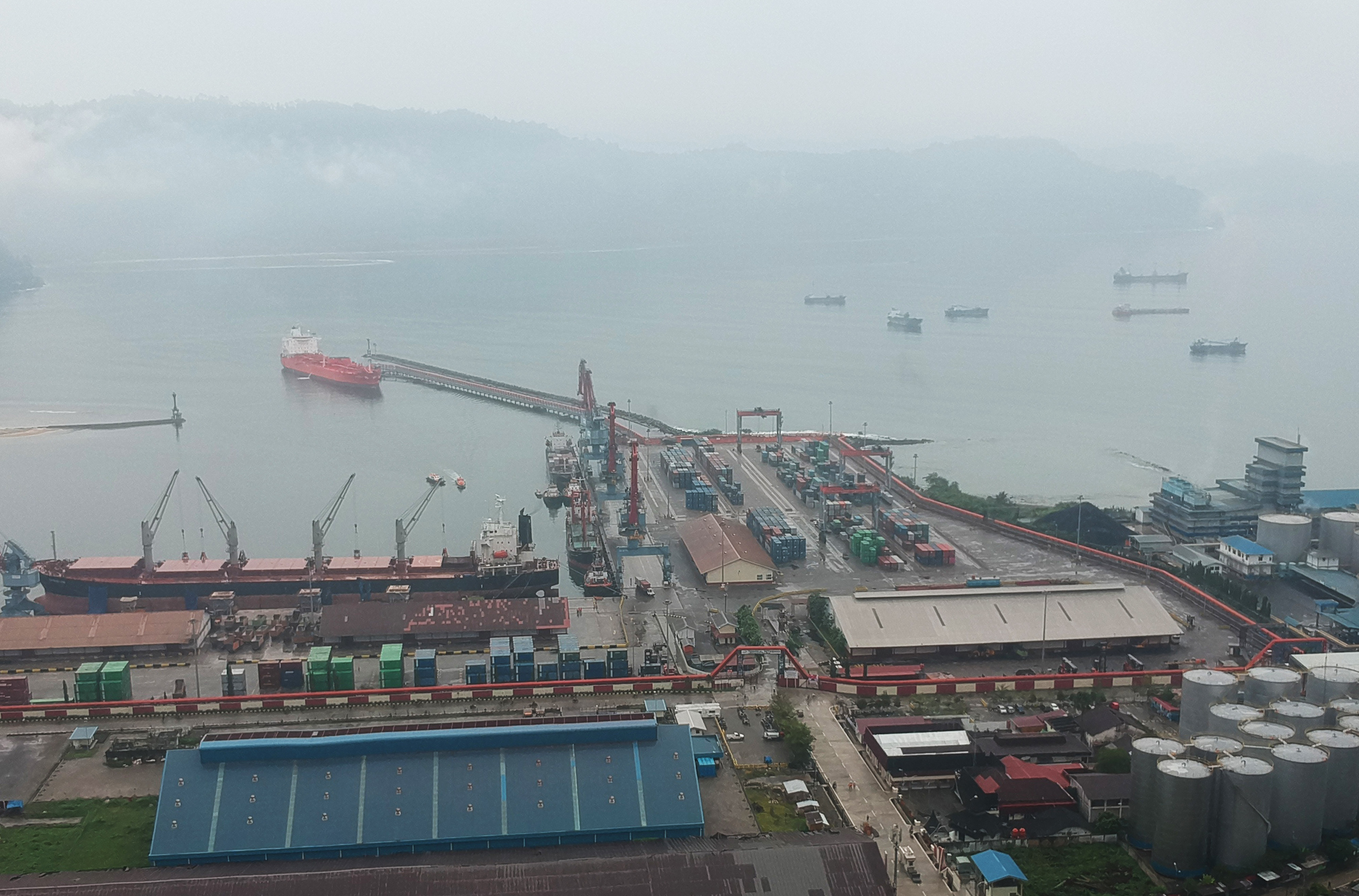  Foto udara kawasan pelabuhan Teluk Bayur, di Padang, Sumatera Barat, Minggu (27/10/2019)