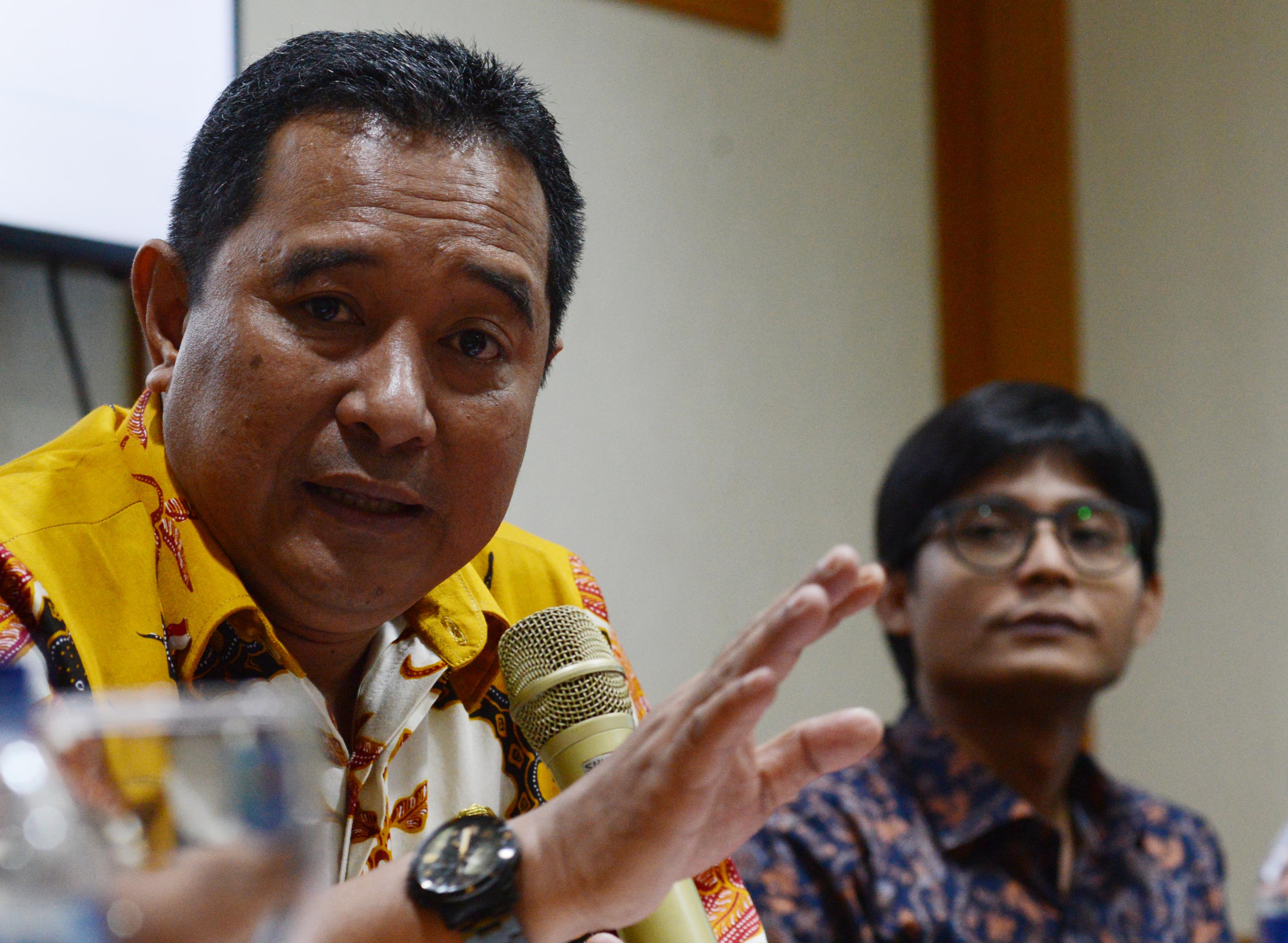  Kepala Pusat Penerangan Kemendagri Bahtiar (kiri)