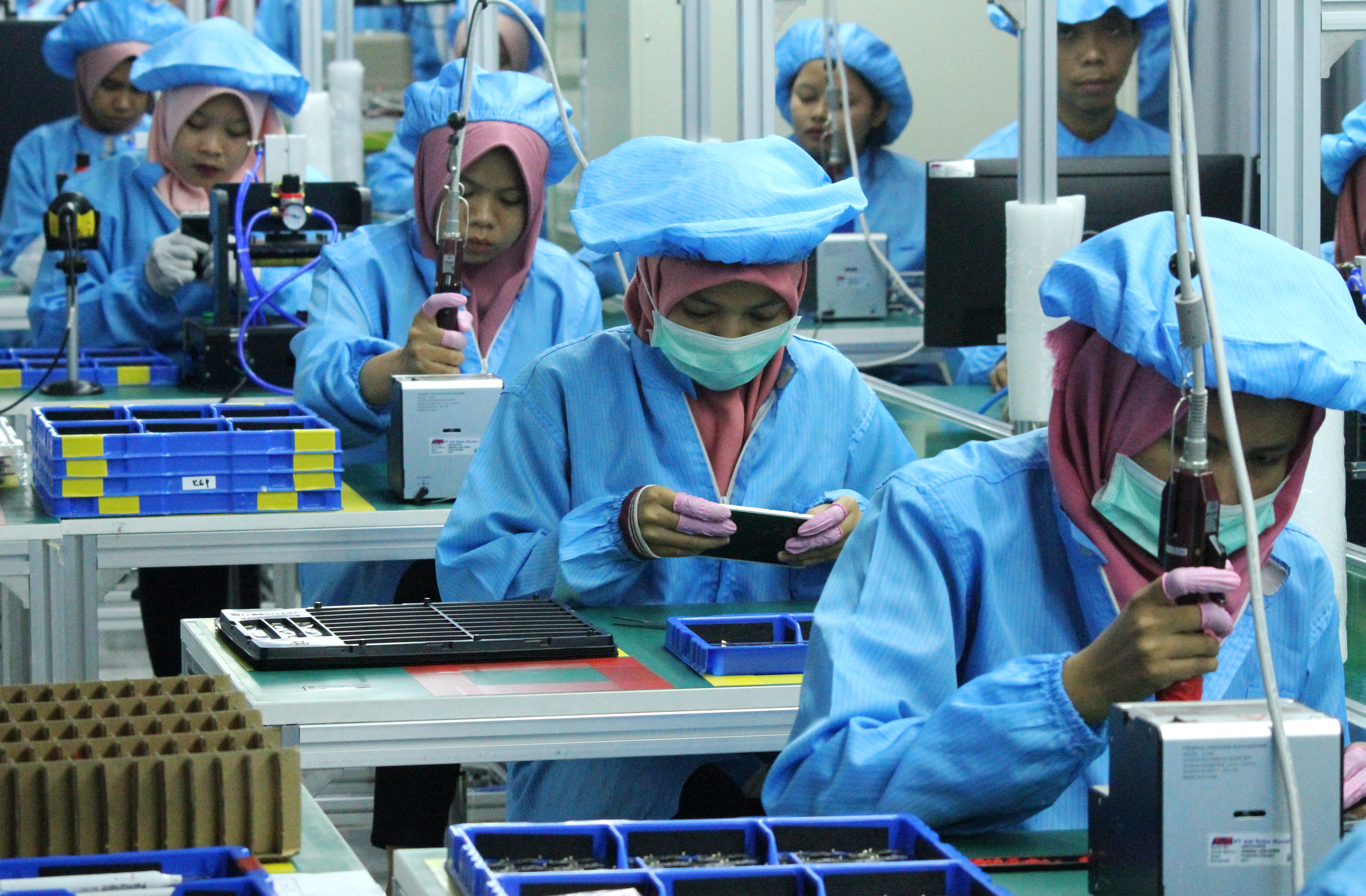 Para pekerja menyelesaikan perakitan produksi smartphone di Cikarang, Bekasi, Jawa Barat.