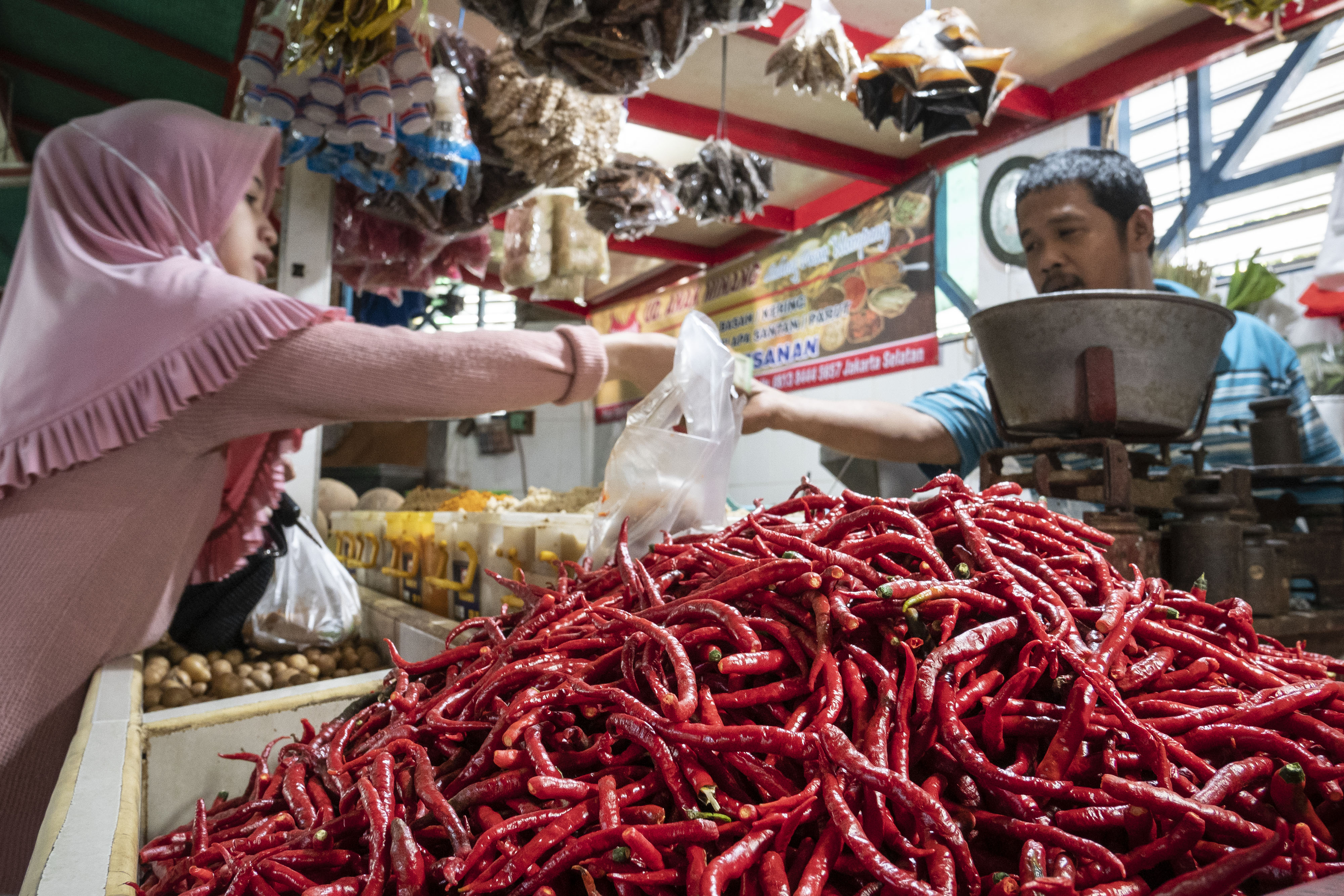 sejumlah komoditas pangan mengalami penurunan harga termasuk cabai merah yang berpengaruh pada inflasi