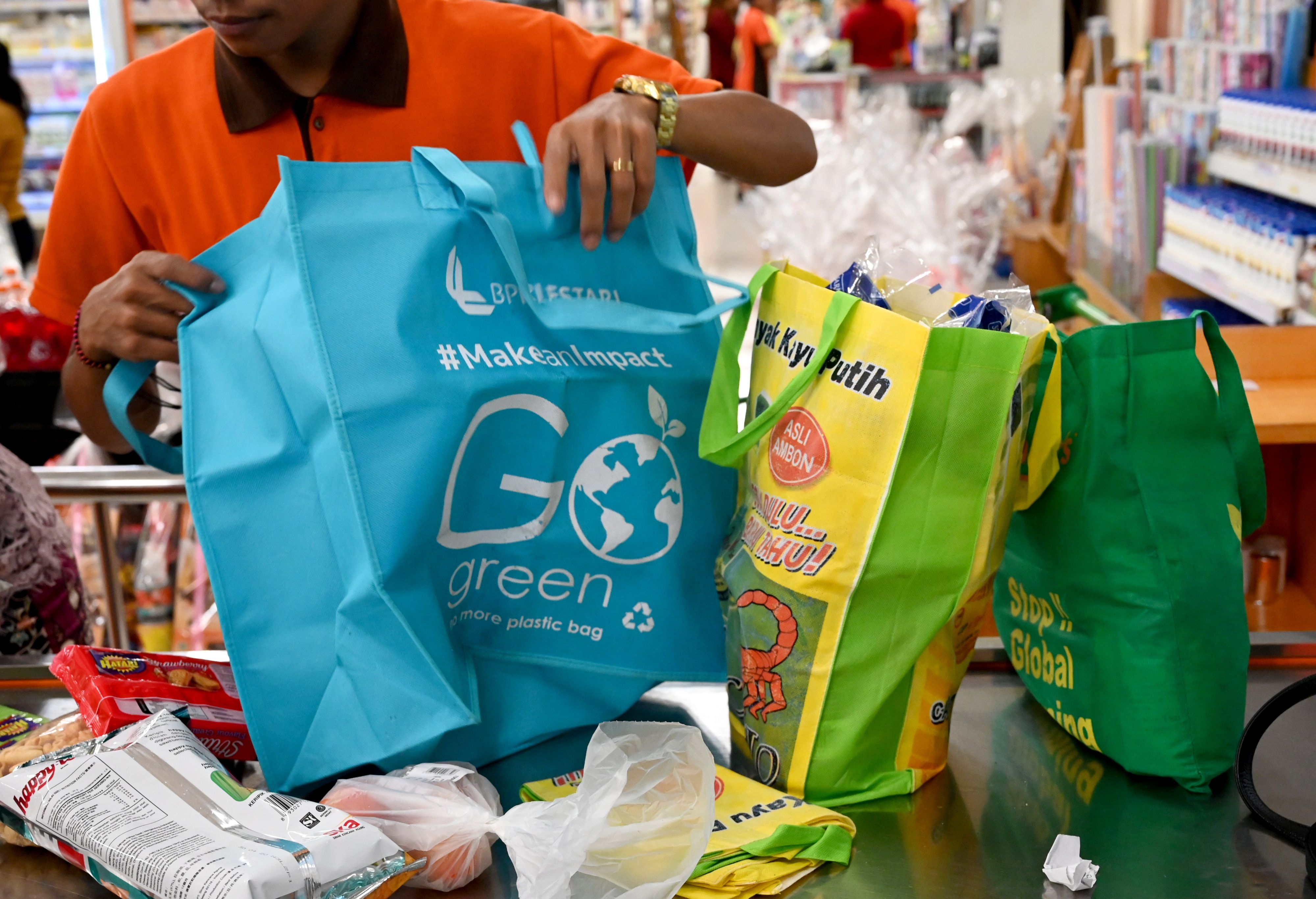 Cara paling dasar untuk megurangi sampah plastik adalah membawa kantong belanja sendiri.