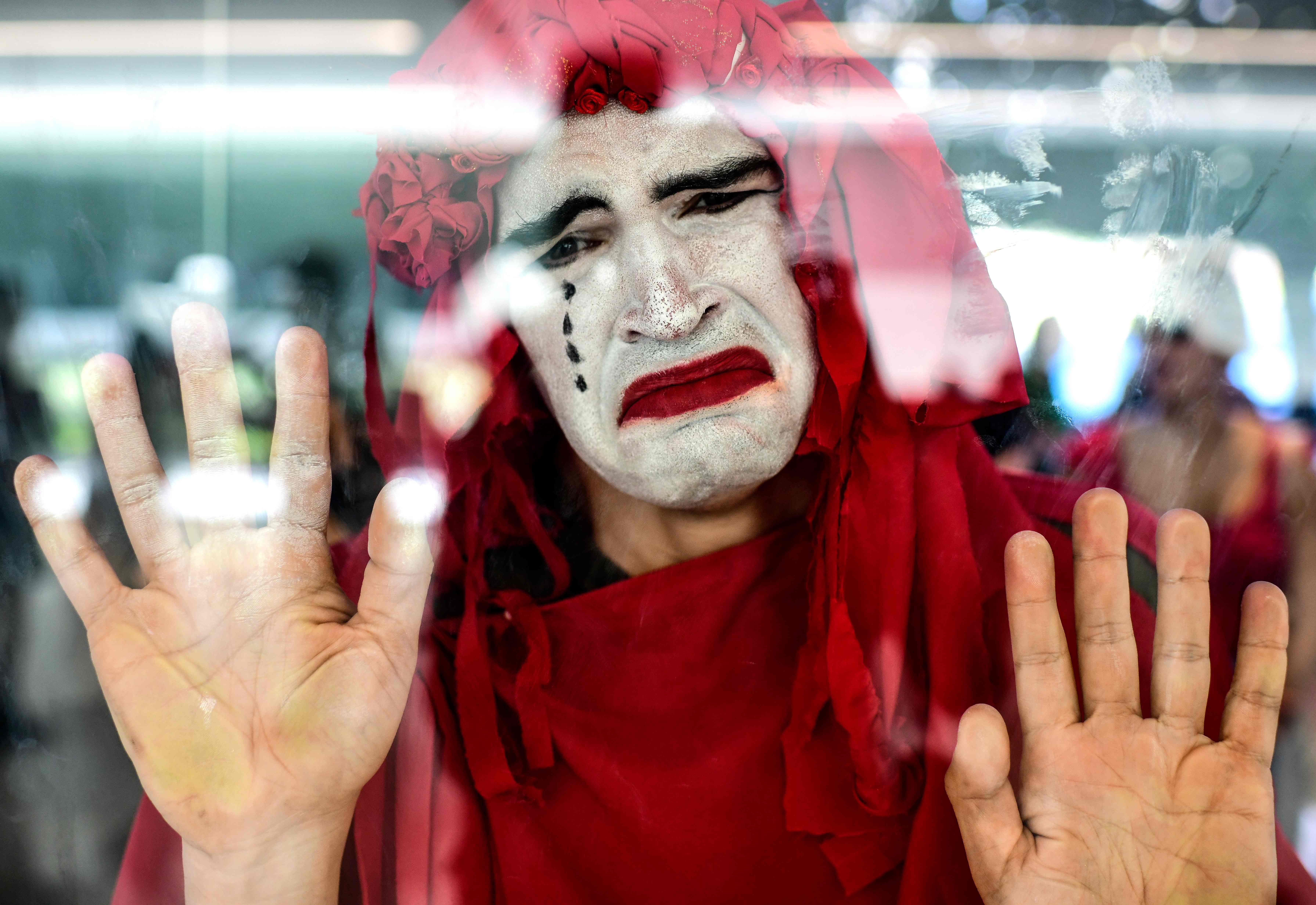 Aktivis perubahan iklim dari kelompok Extinction Rebellion berunjuk rasa di Argentina, 2017.