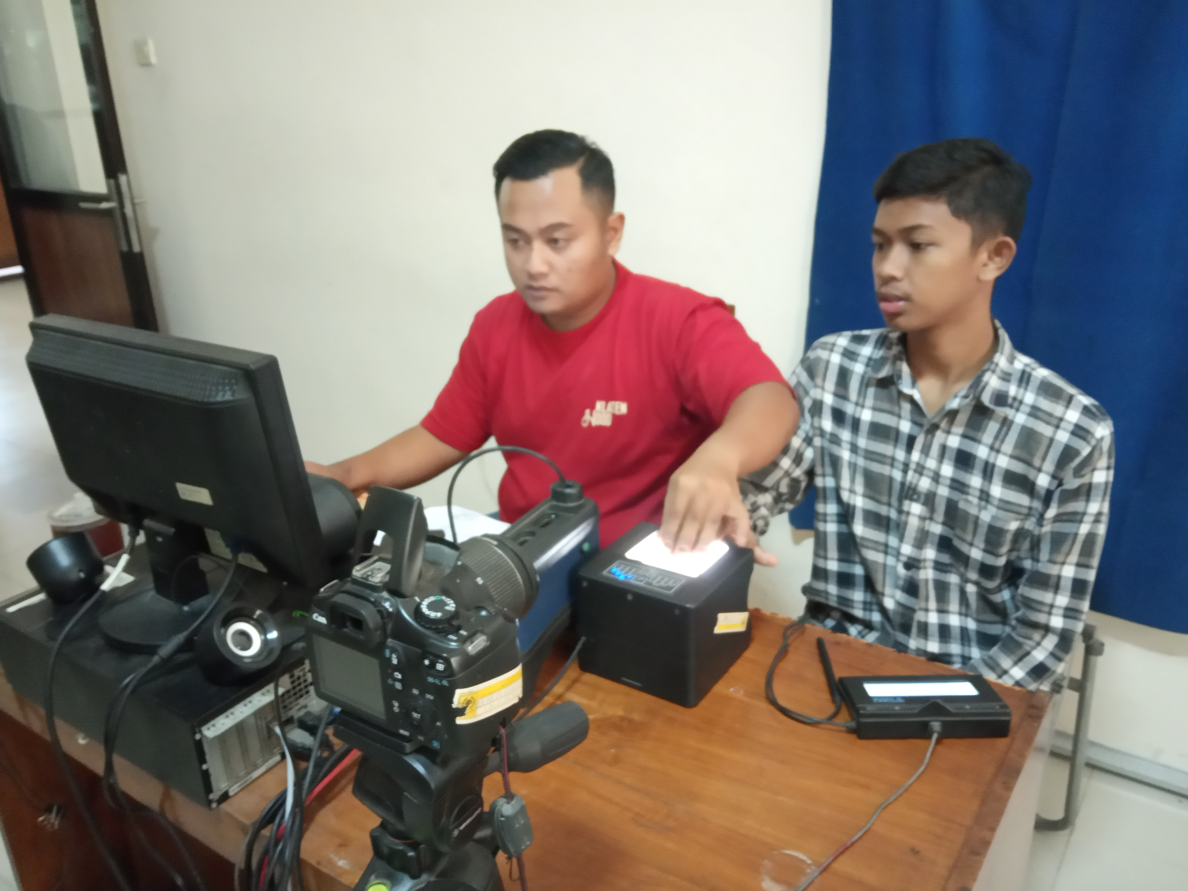 Pemprov Sumatra Selatan mengalami krisis blanko e-KTP. Sebulan hanya dijatah 5000 keping untuk kabupaten/kota di wilayah itu. 