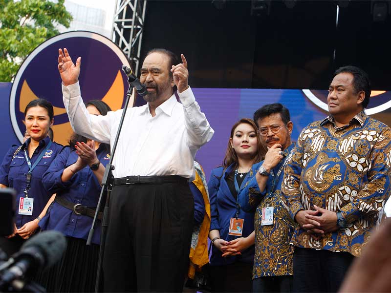 Ketua Umum Partai NasDem Surya Paloh (tengah) didampingi para kader partai antara lain Rahmat Gobel (kanan), Syahrul Yasin Limpo.