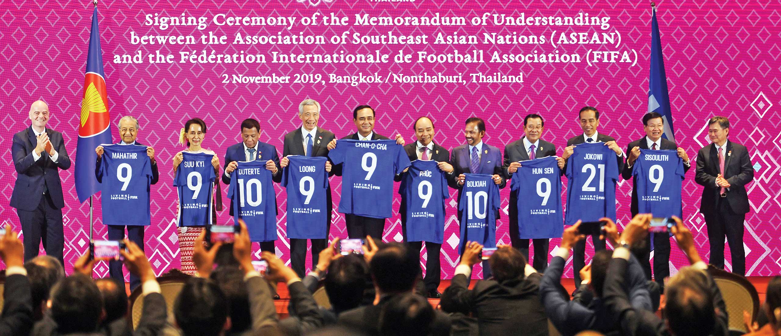 Presiden Joko Widodo (ketiga dari kanan) bersama kepala negara dan kepala pemerintahan negara-negara ASEAN menunjukkan jersey.