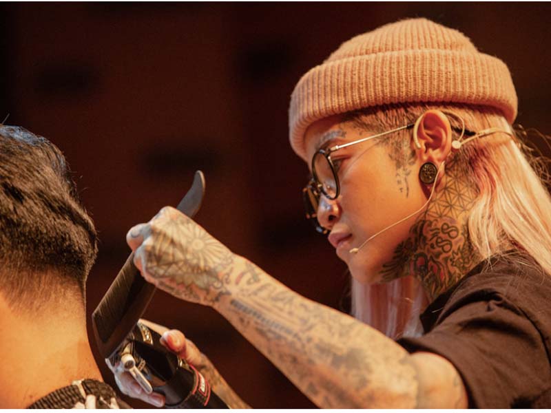 BARBER internasional asal Los Angeles, Amerika Sofie 'Staygold' Pok sedang menunjukkan kepiawaiannya menata rambut.