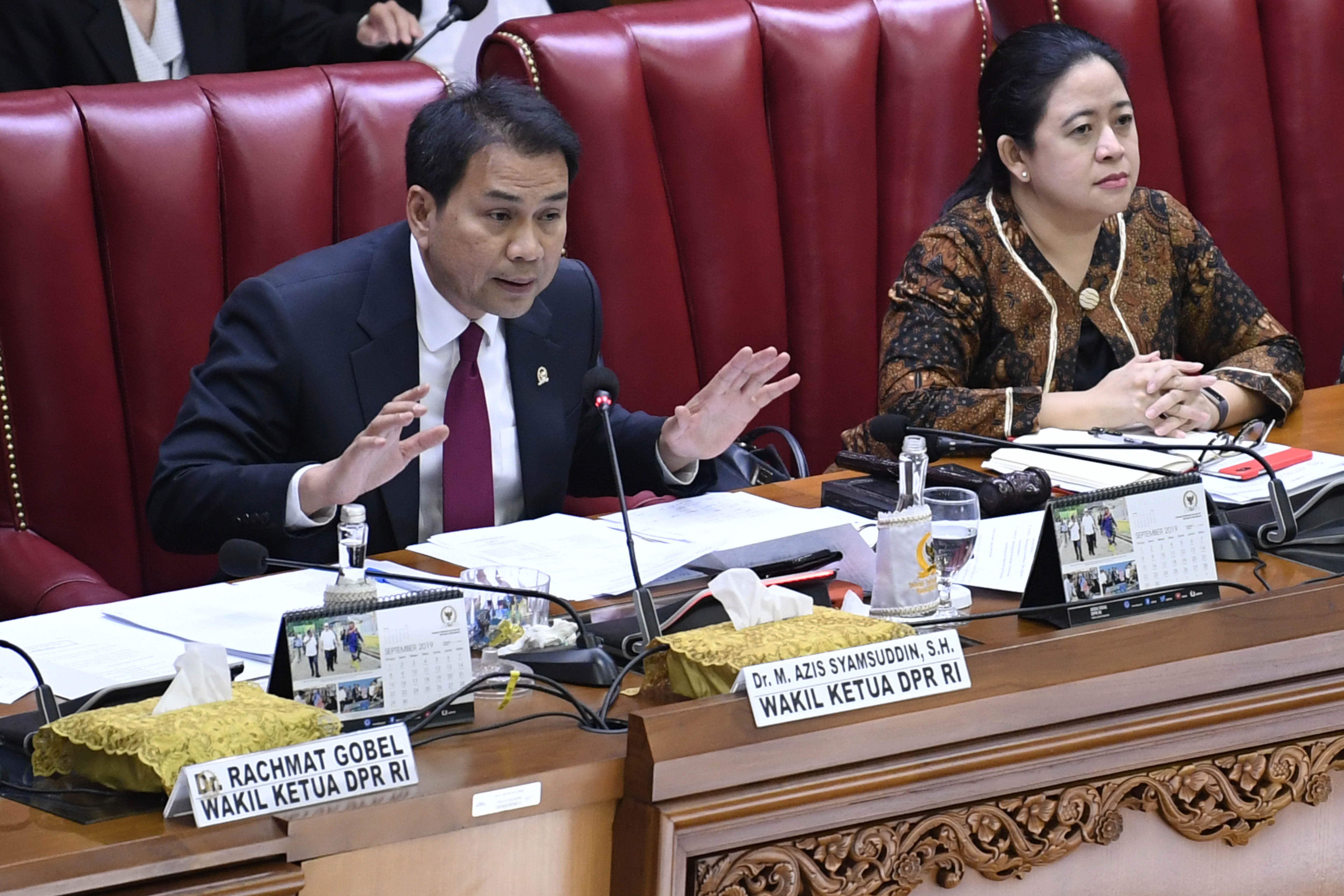 Ketua DPR RI Puan Maharani (kanan) didampingi Wakil Ketua DPR RI Azis Syamsudin (kiri)