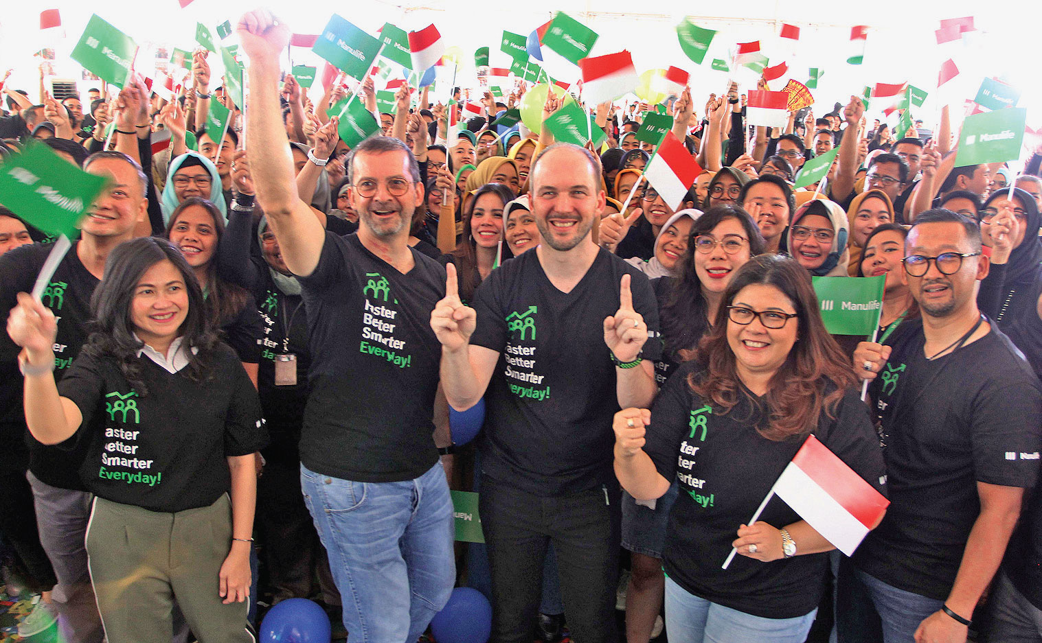 Presiden Direktur & CEO Manulife Indonesia Ryan Charland (tengah)  bersama ratusan karyawan saat pencanangan penerapan program kaizen  