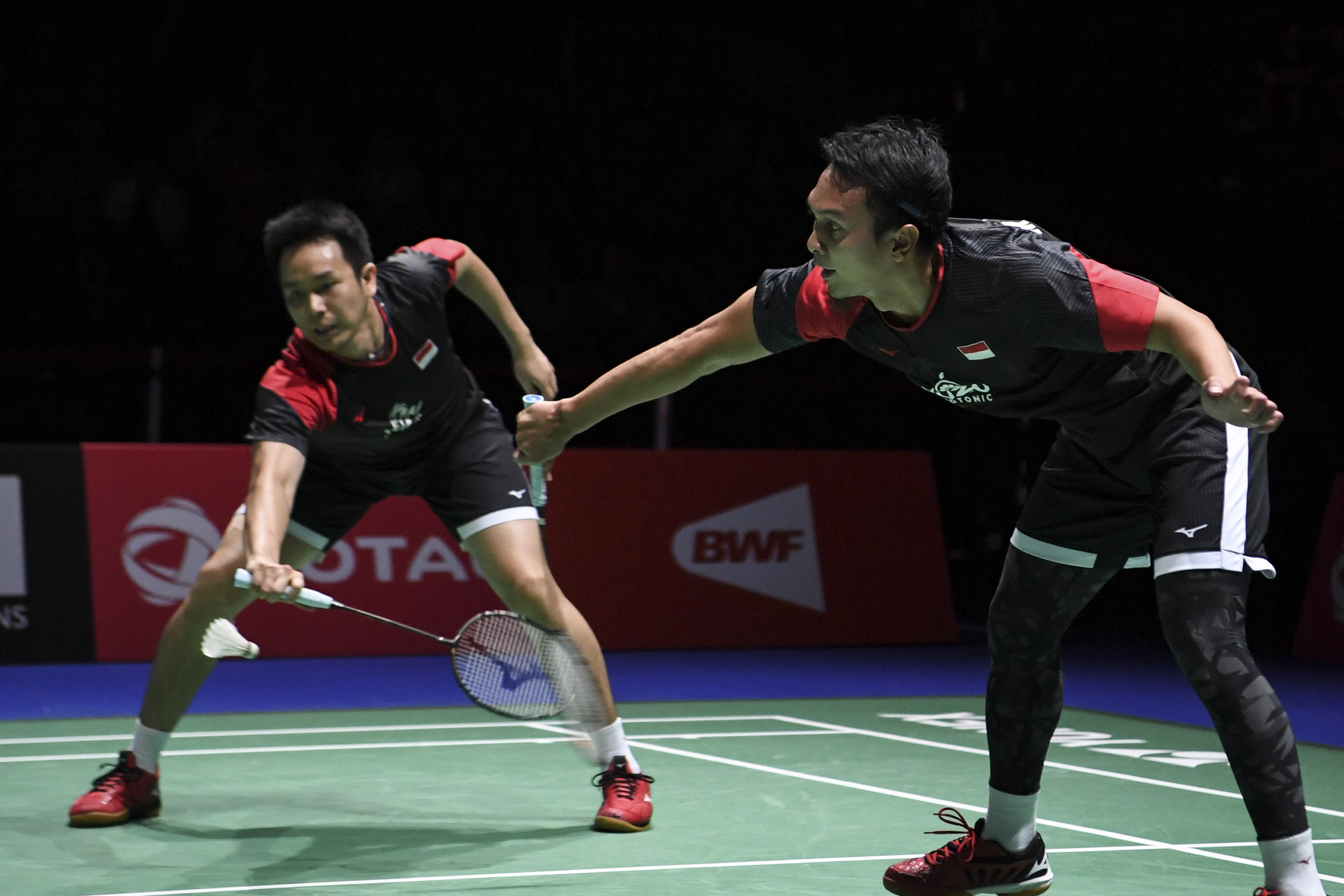  Pebulu tangkis ganda putra Indonesia Mohammad Ahsan (kanan) dan Hendra Setiawan