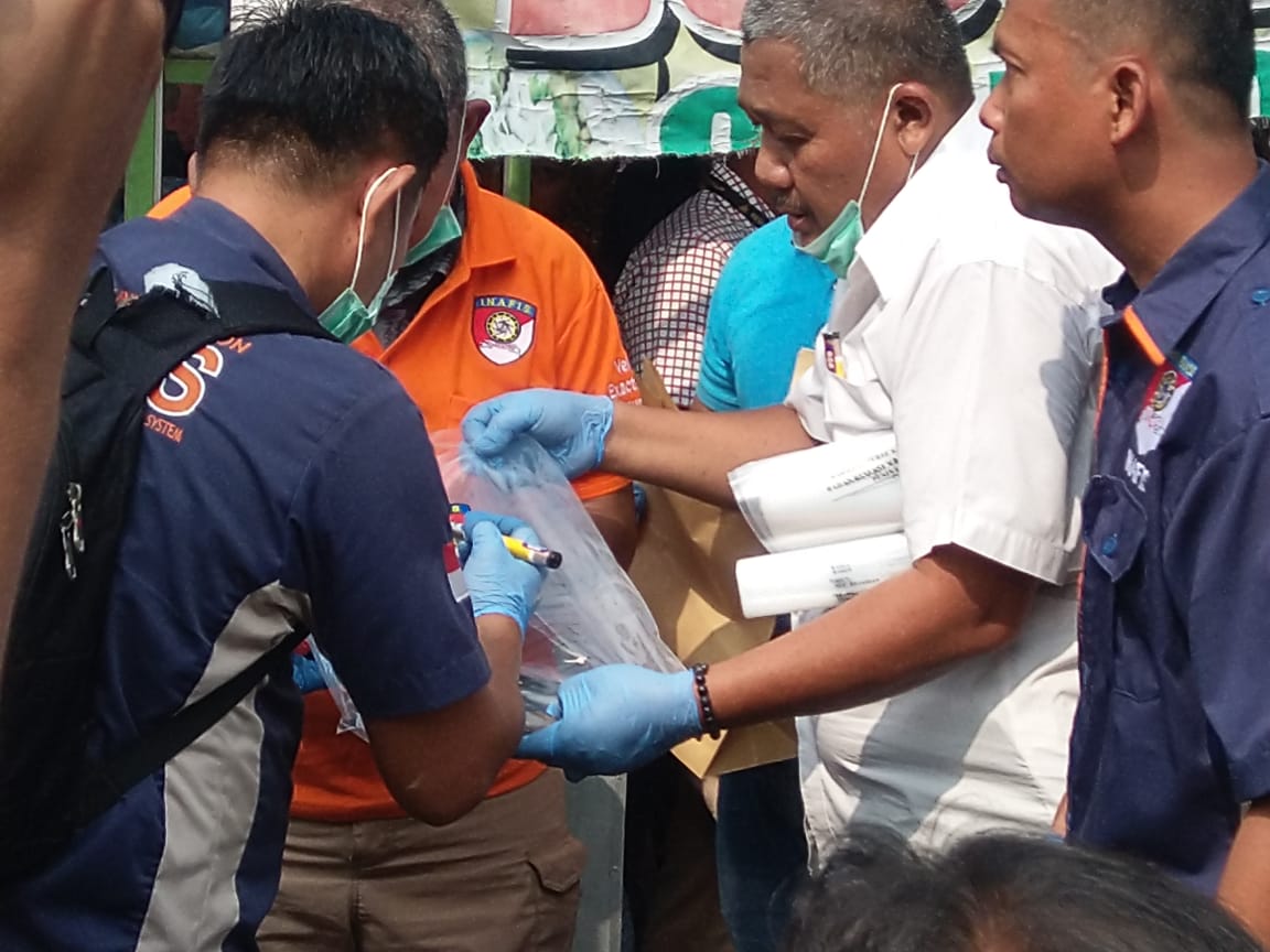Tim Inafis Polda Sumatra Utara mengumpulkan bukti-bukti pasca ledakan bom bunuh diri di Mapolrestabes Medan, Rabu (13/11/2019).