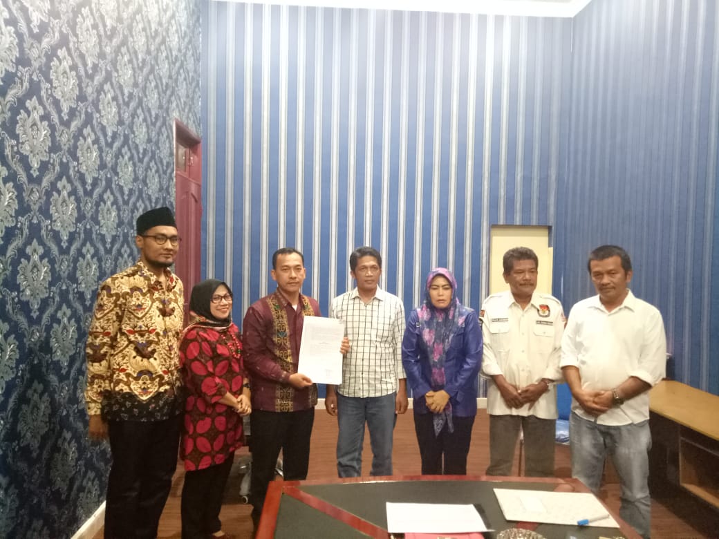 Perwakilan Pemkab Simalungun bersama KPU dan Bawaslu setempat menandatangani NPHD di Kantor Bupati Simalungun, Sabtu (9/11/2019).