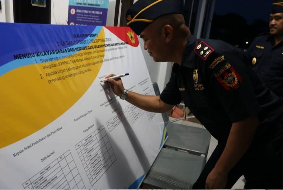Penandatanganan zona integritas Bea Cukai Nanga Badau