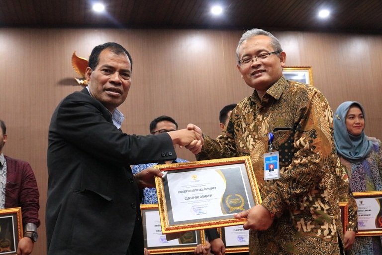 Wakil Rektor UNS Prof Sajidan (kanan) saat menerima anugerah keterbukaan informasi publik 2019.