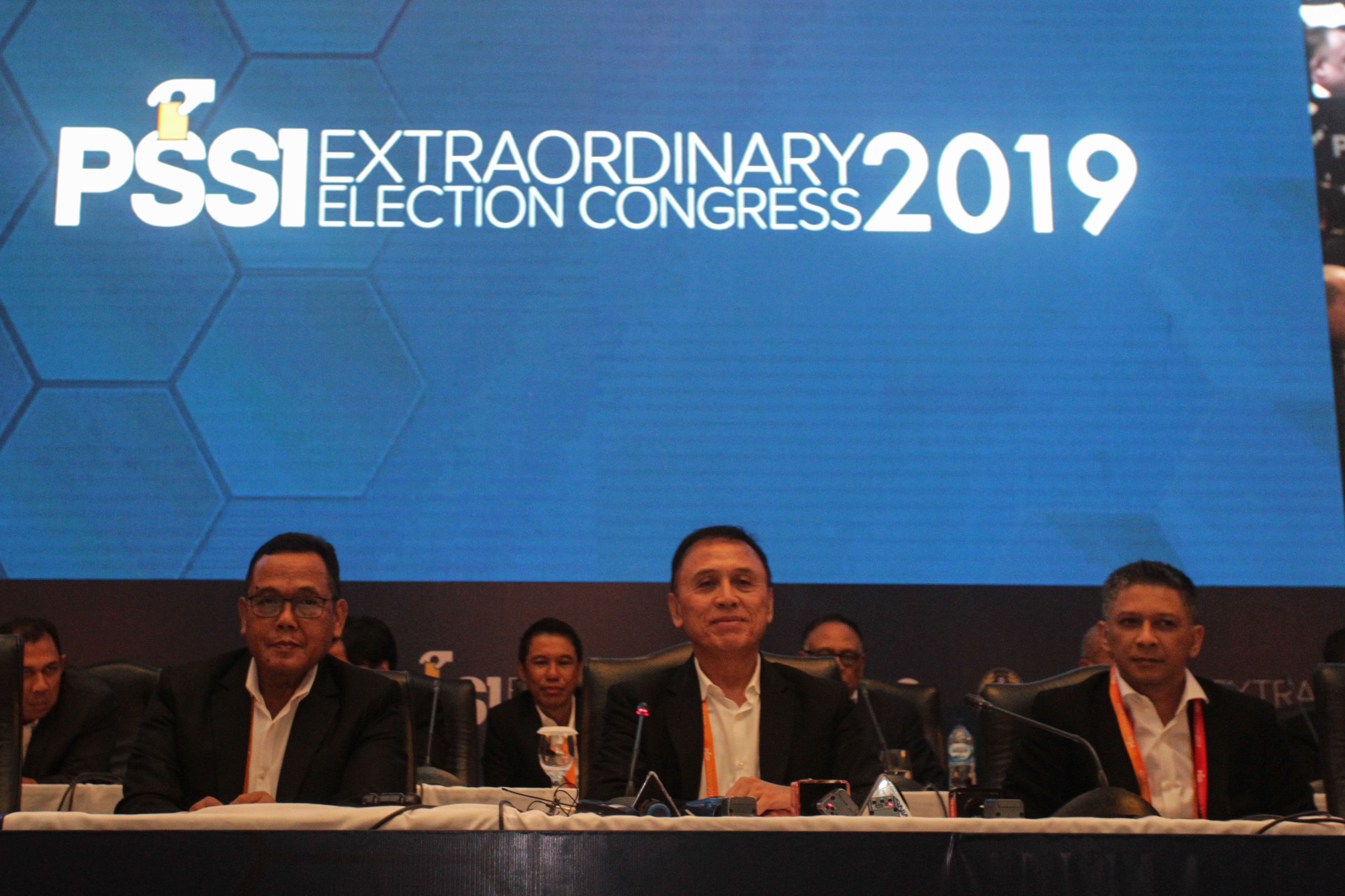 Ketua Umum PSSI Mochamad Iriawan (tengah) bersama dengan Wakil Ketua Umum PSSI Iwan Budianto (kanan) dan Cucu Seomantri (kiri).