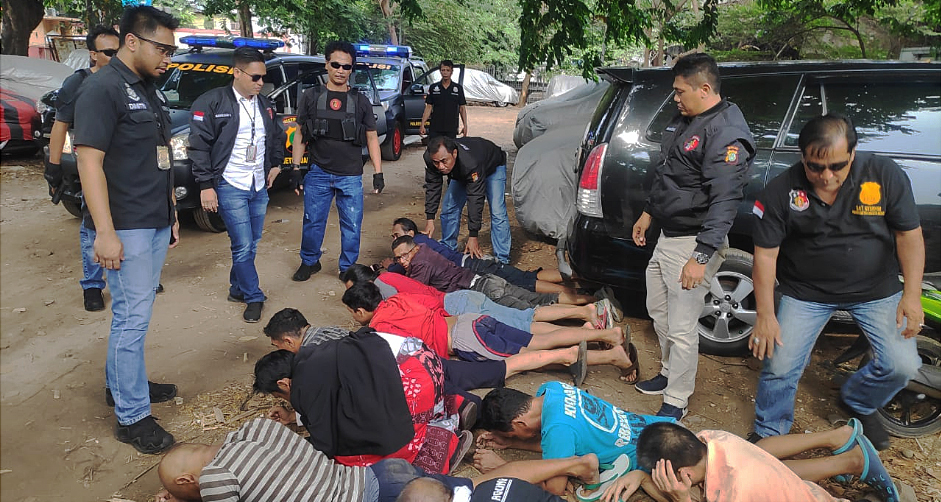 Tim gabungan Polda Metro Jaya dan Polres Metro Jakarta Barat menangkap kelompok preman di Jalan Jelambar, Tanjung Duren