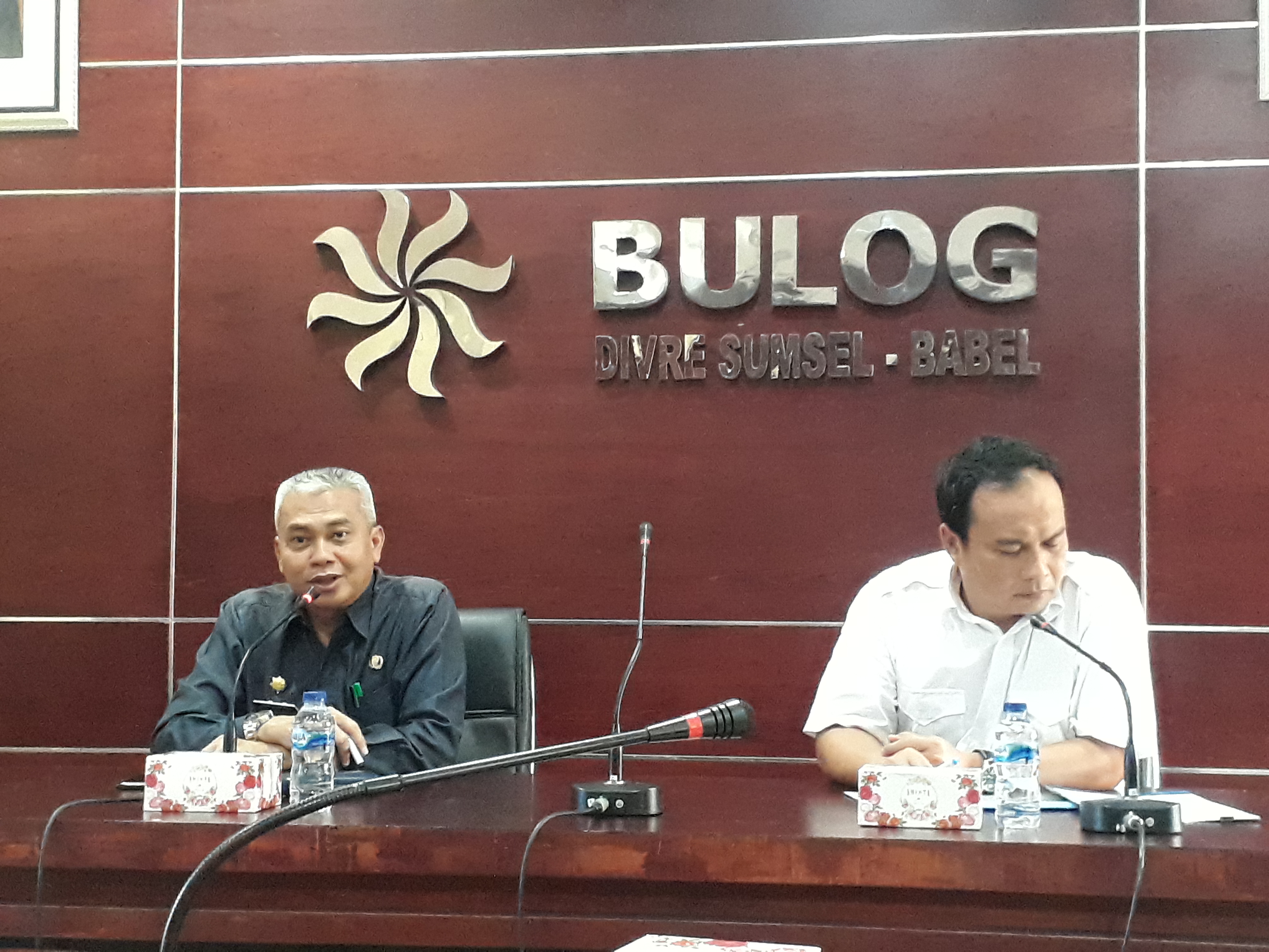 Kadis Perdagangan Sumsel Iwan Gunawan dan Pinwil Bulog Sumsel Babel Ali Ahmad Najih Amsari (kiri)  memaparkan kondisi stok beras 