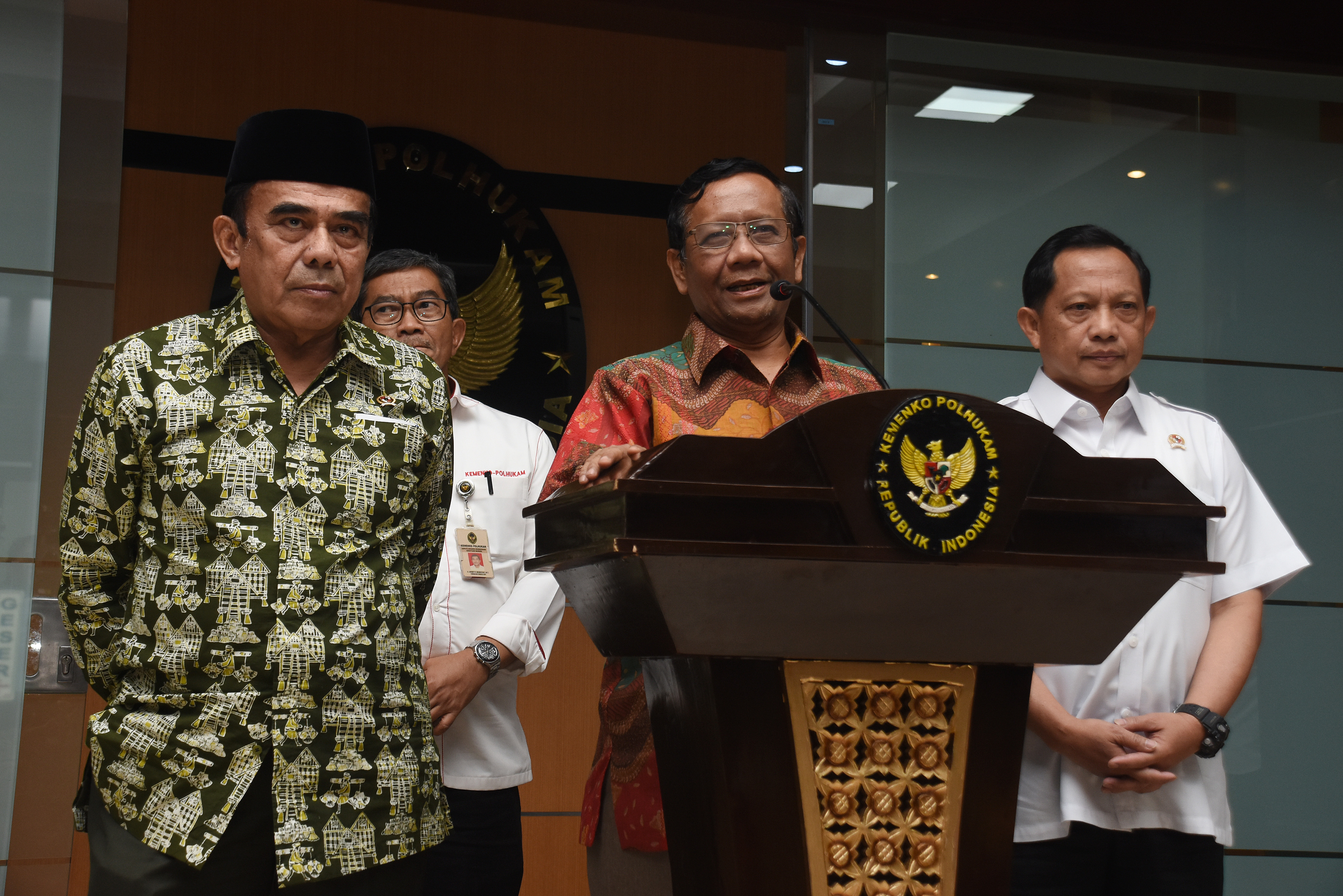 Dari kiri: Menteri Agama Fachrul Razi, Menko Polhukam Mahfud MD, dan Mendagri Tito Karnavian sesuai rapat, Rabu (27/11). 