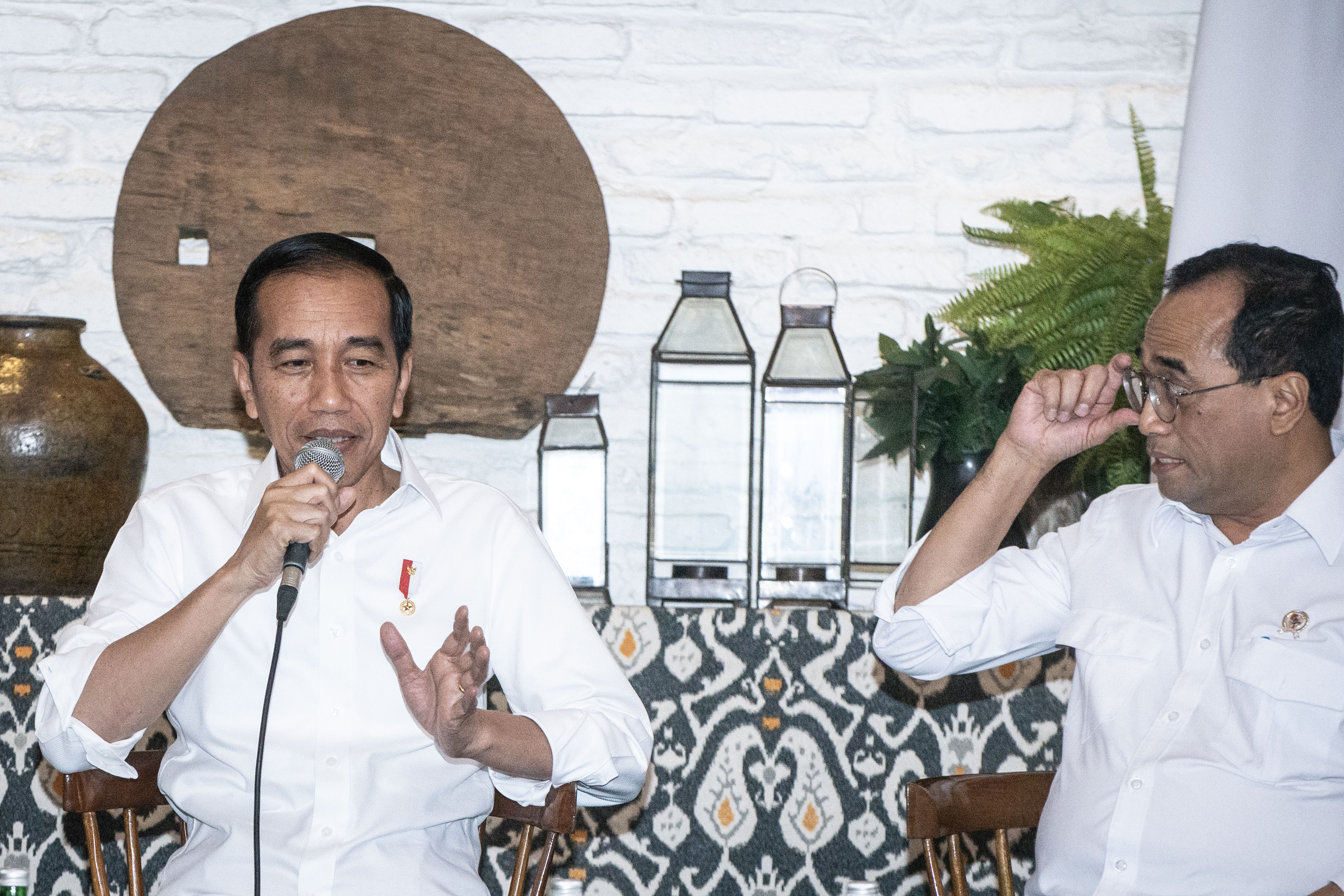 Presiden Joko Widodo (kiri) didampingi Menteri Perhubungan Budi Karya Sumadi (kanan) berbicara dalam diskusi Forum A1 di Jakarta, hari ini.