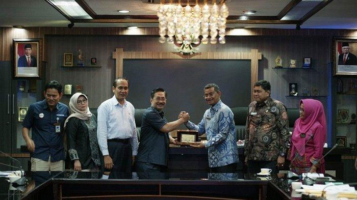 Sekda Kota Medan Ir Wiriya Alrahman bertemu dengan pimpinan pusat BPJS Kesehatan di Balai Kota Medan, Kamis (14/11/2019).    