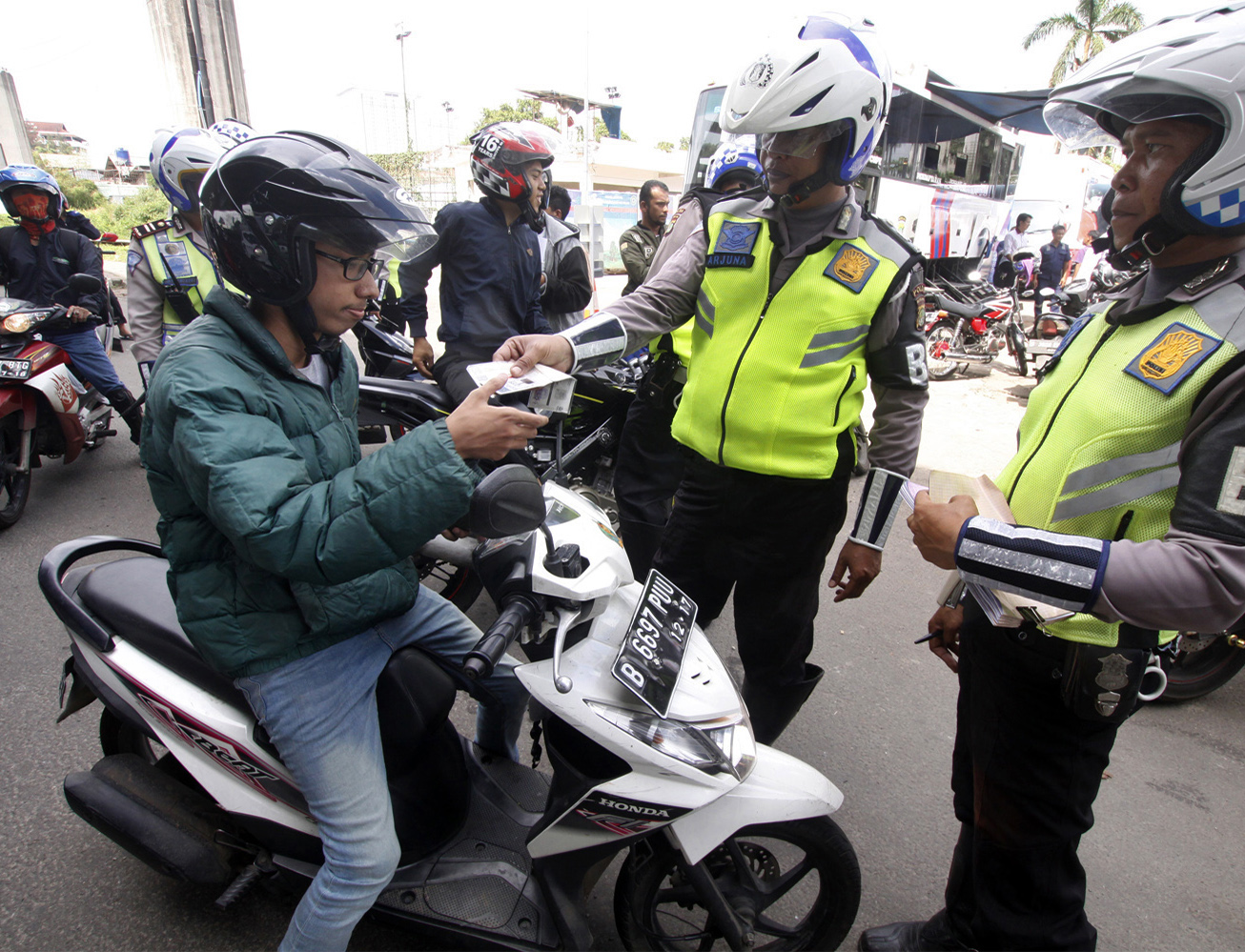 Operasi kepolisian untuk memeriksa STNK di Jakarta Timur